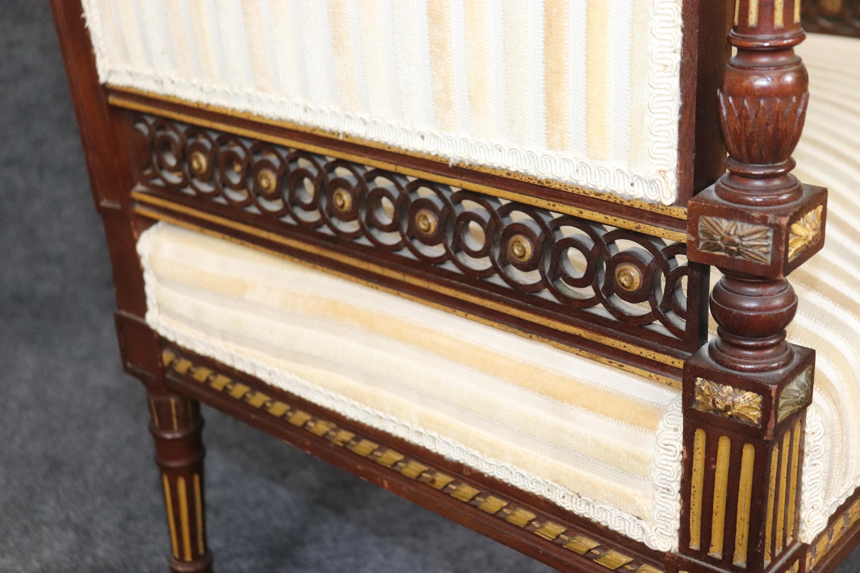 Seltene präzise geschnitzte Bergere-Stühle aus vergoldetem Nussbaumholz im französischen Louis-XVI.-Stil, Paar im Angebot 2
