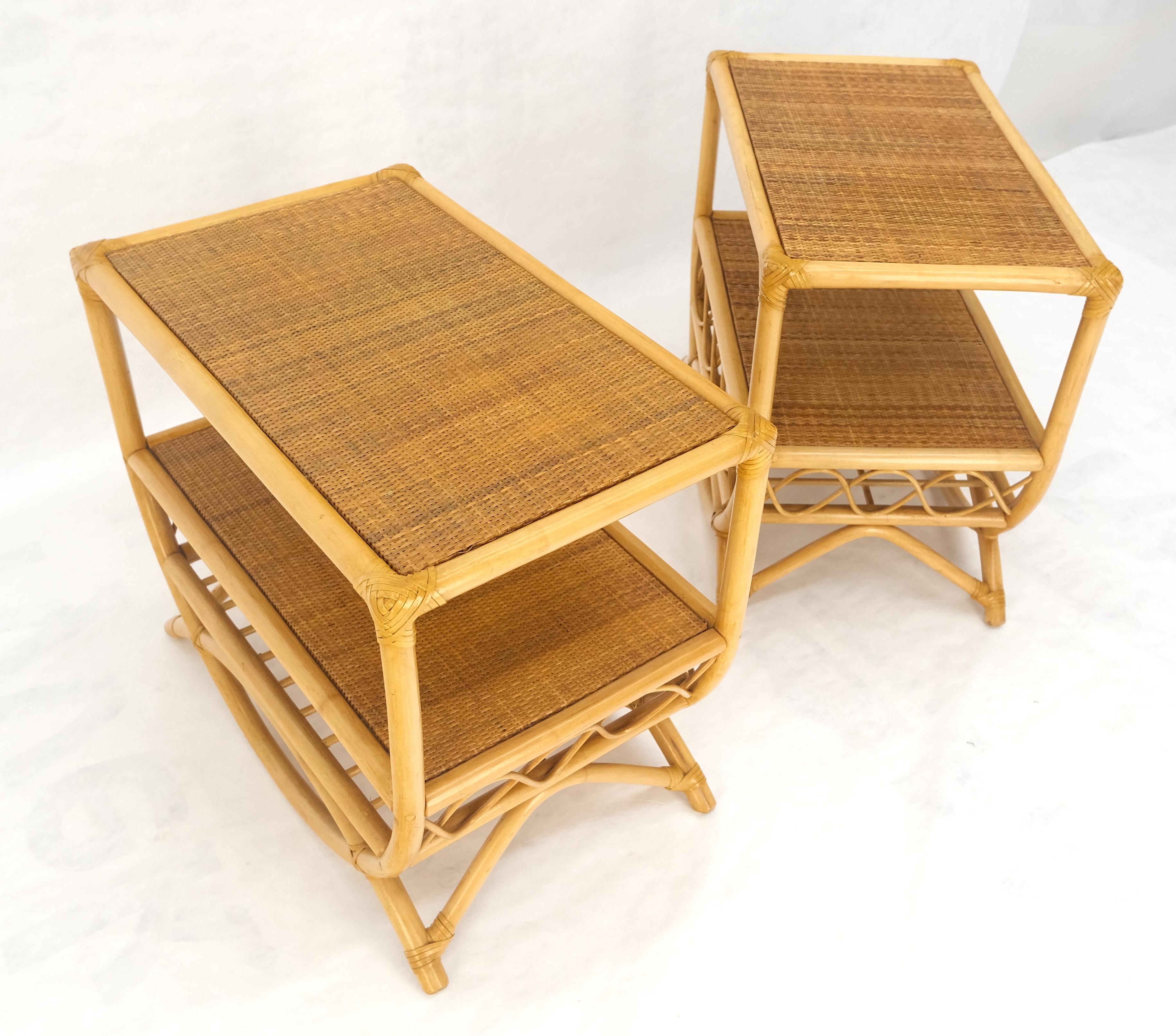 Paire de tables d'appoint à deux niveaux en bambou rotin avec dessus en tissu d'herbe Porte-revues en vente 2