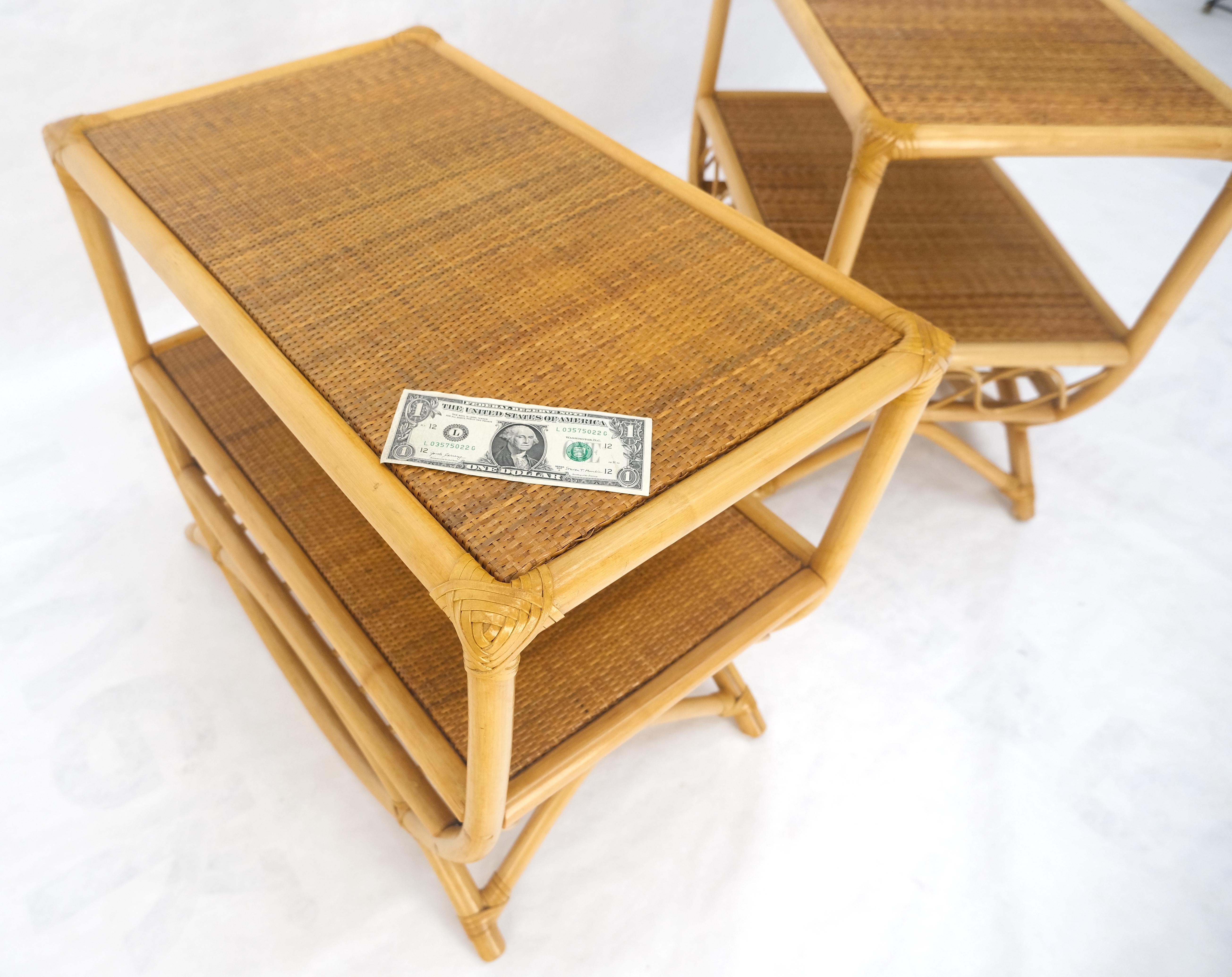 Paire de tables d'appoint à deux niveaux en bambou rotin avec dessus en tissu d'herbe Porte-revues en vente 3