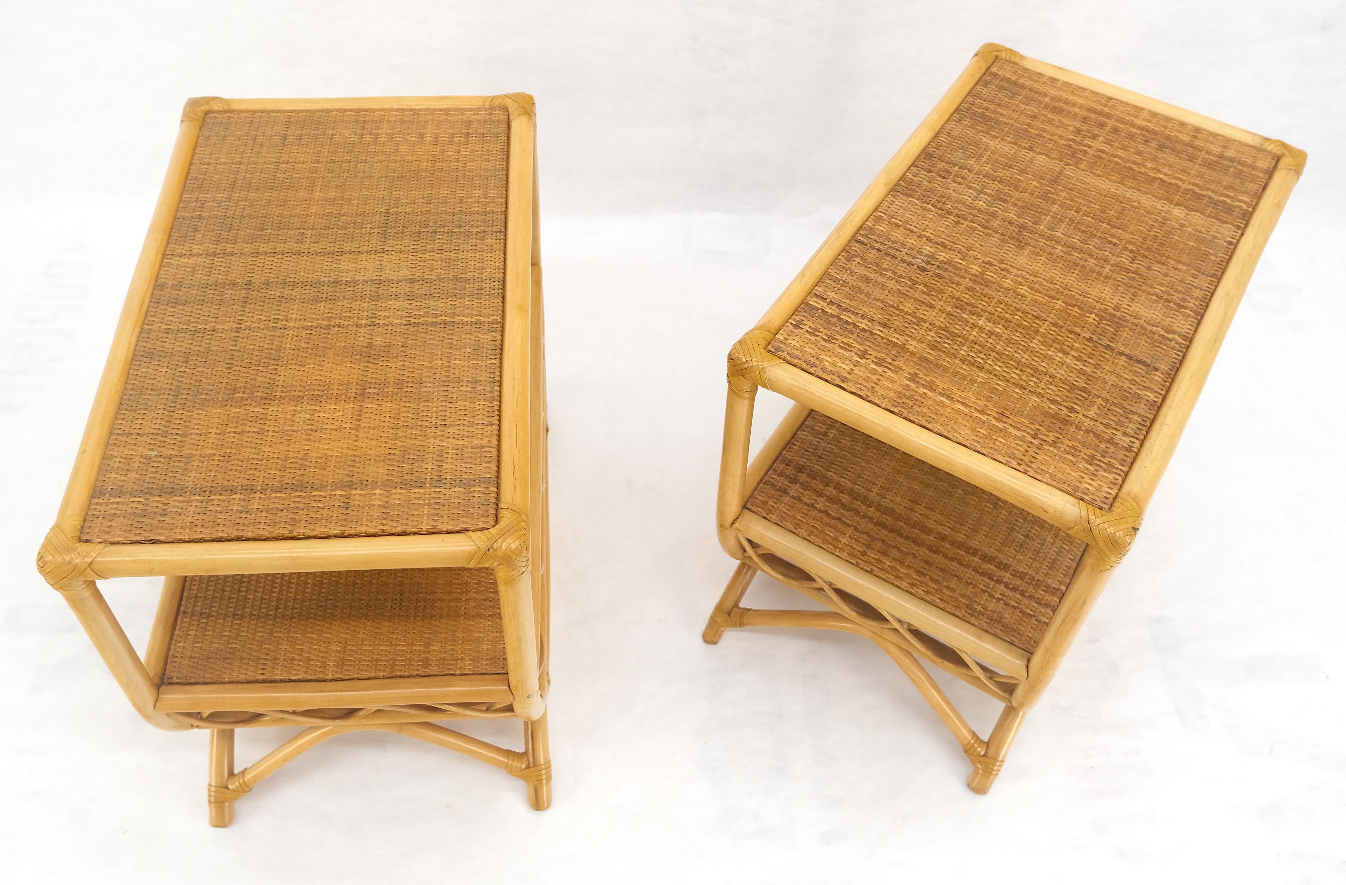 Paire de tables d'appoint à deux niveaux en bambou rotin avec dessus en tissu d'herbe Porte-revues en vente 4