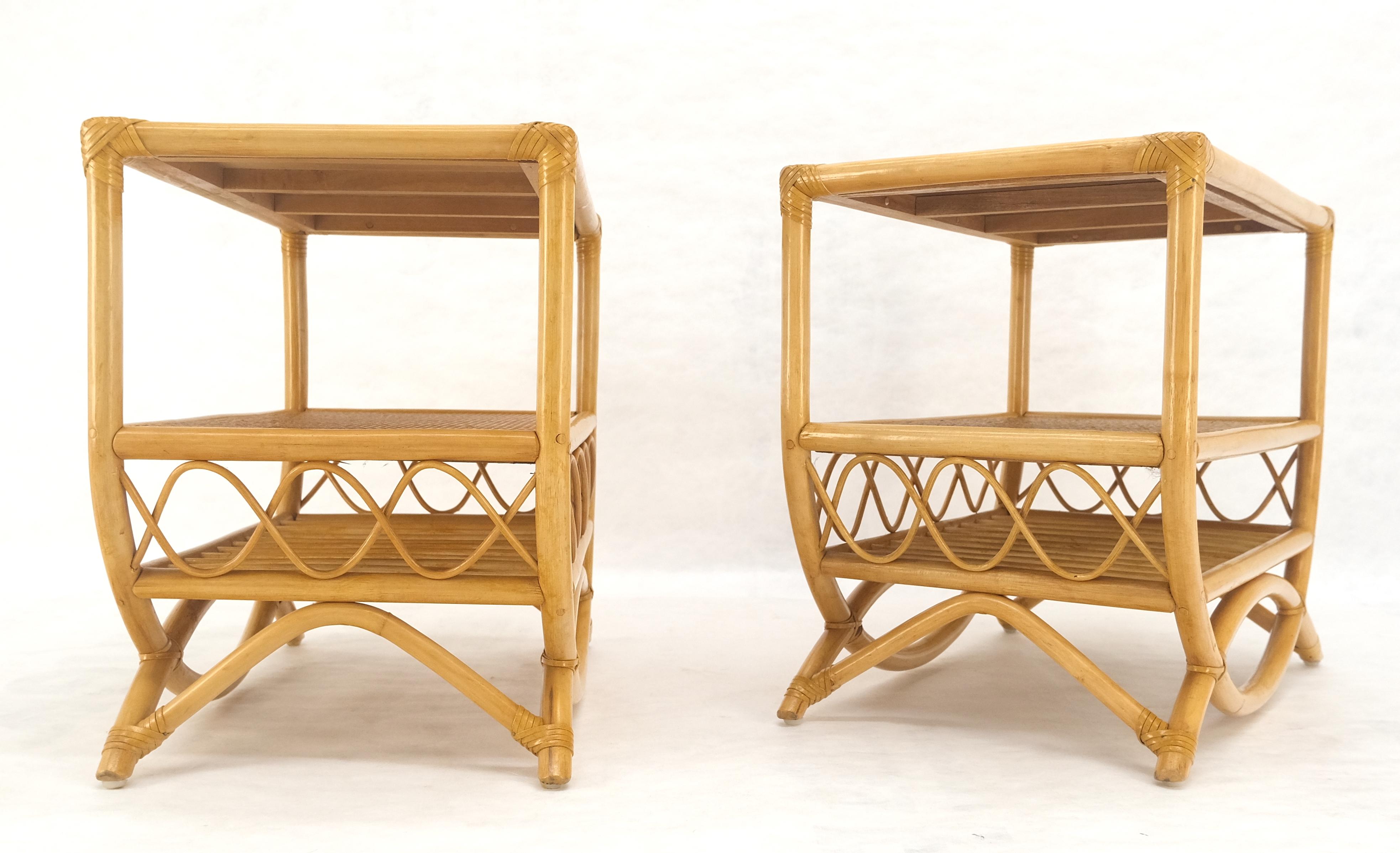 Paire de tables d'appoint à deux niveaux en bambou rotin avec dessus en tissu d'herbe Porte-revues en vente 5