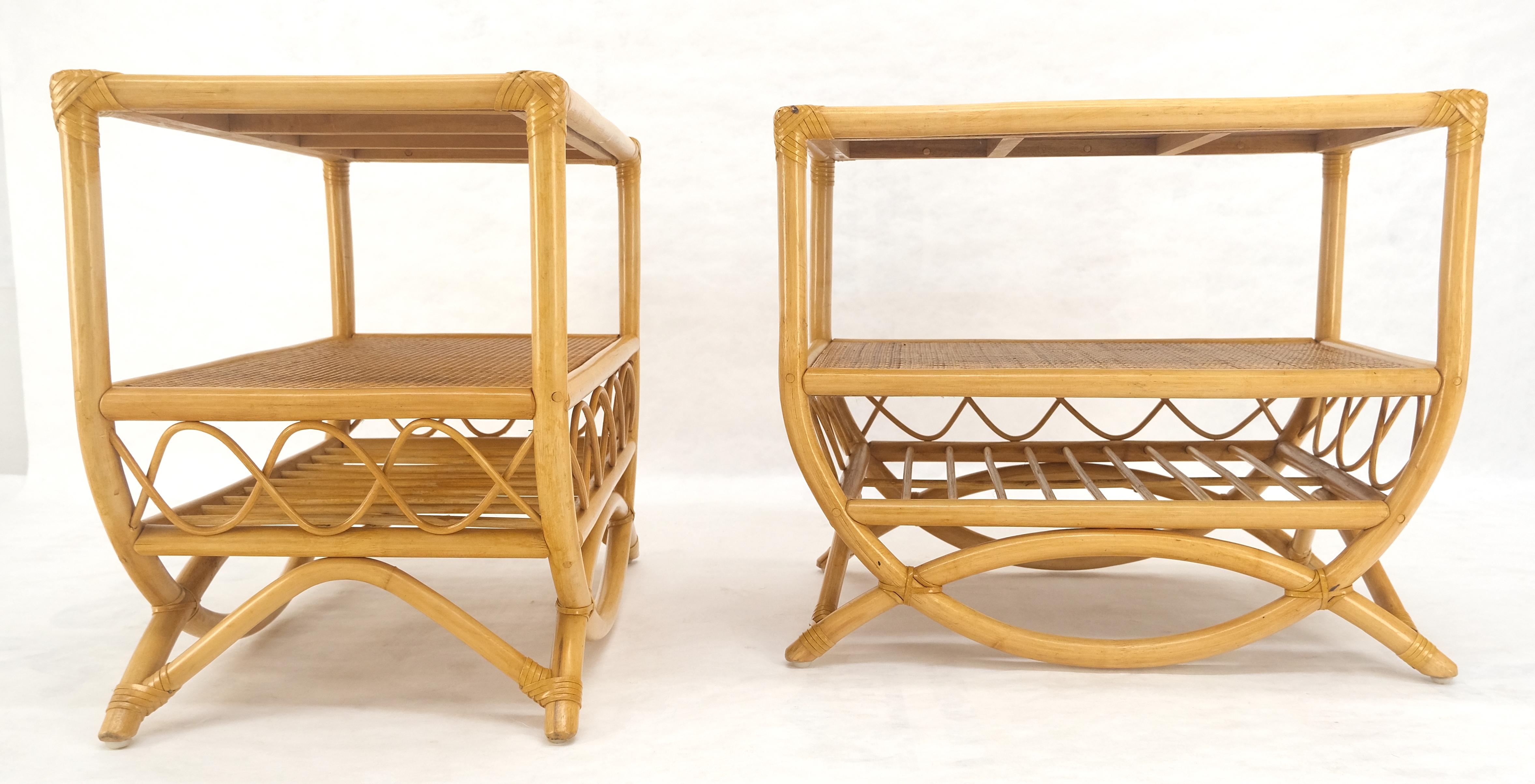 Paire de tables d'appoint à deux niveaux en bambou rotin avec dessus en tissu d'herbe Porte-revues en vente 6