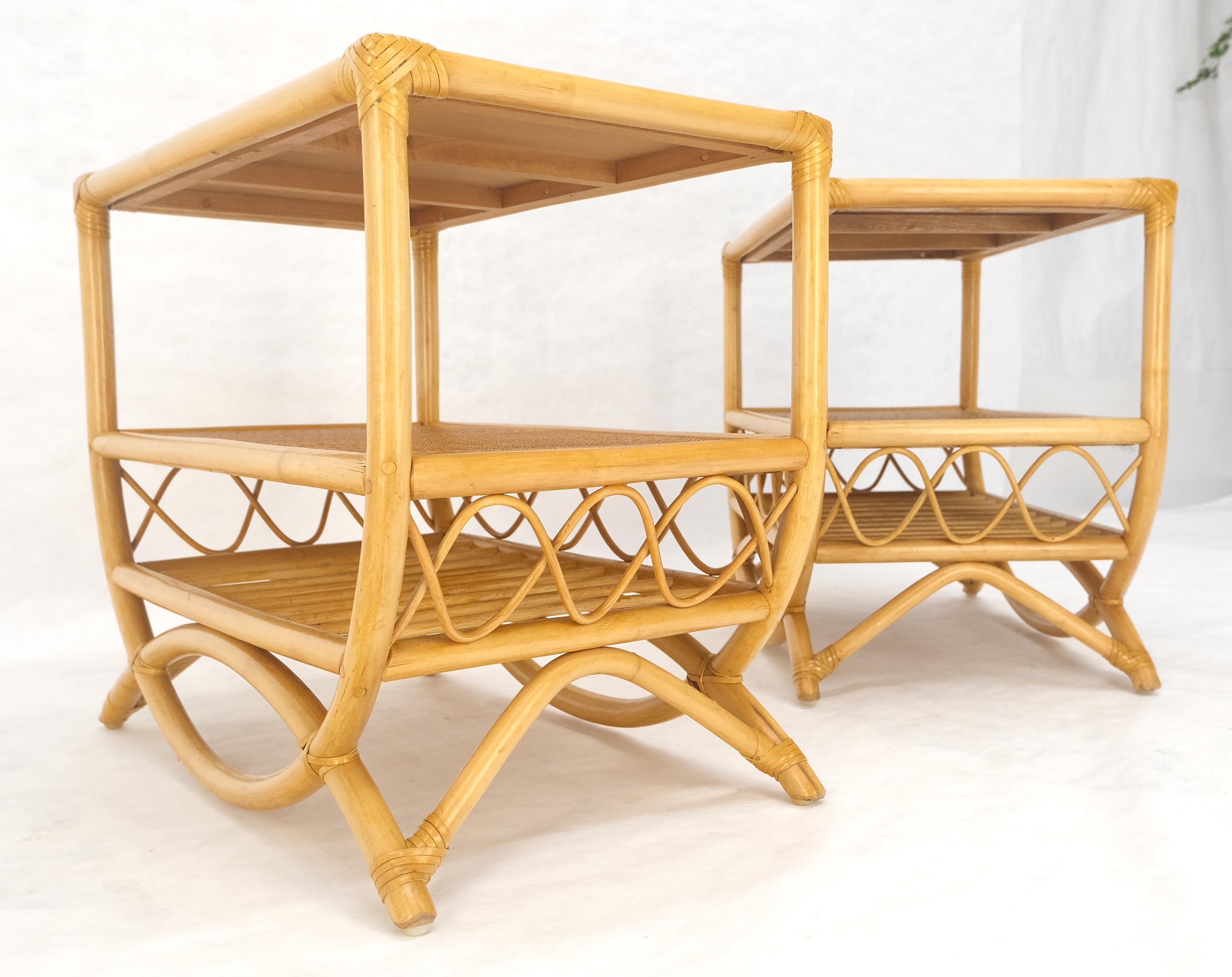 Mid-Century Modern Paire de tables d'appoint à deux niveaux en bambou rotin avec dessus en tissu d'herbe Porte-revues en vente