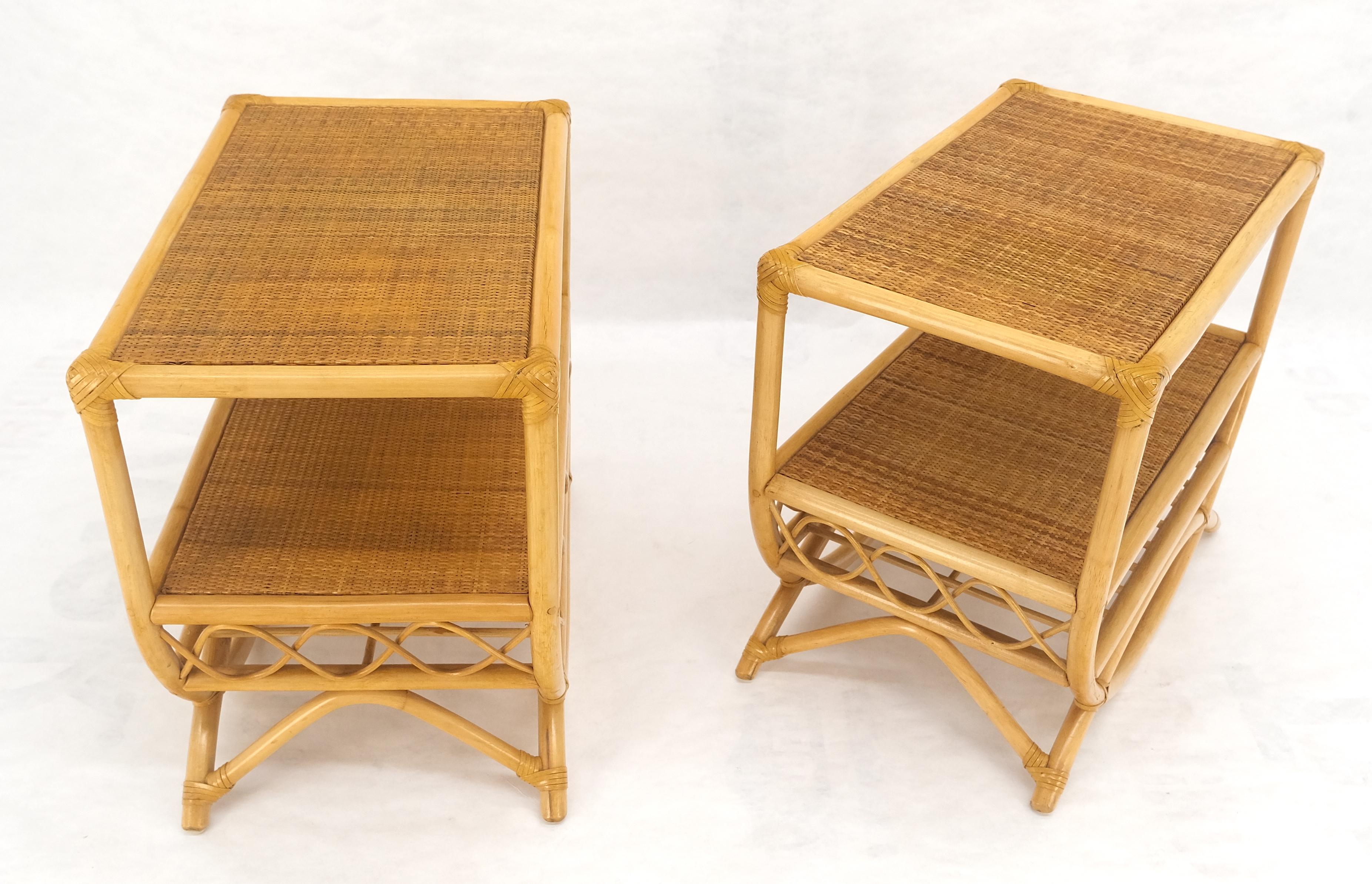 Laqué Paire de tables d'appoint à deux niveaux en bambou rotin avec dessus en tissu d'herbe Porte-revues en vente