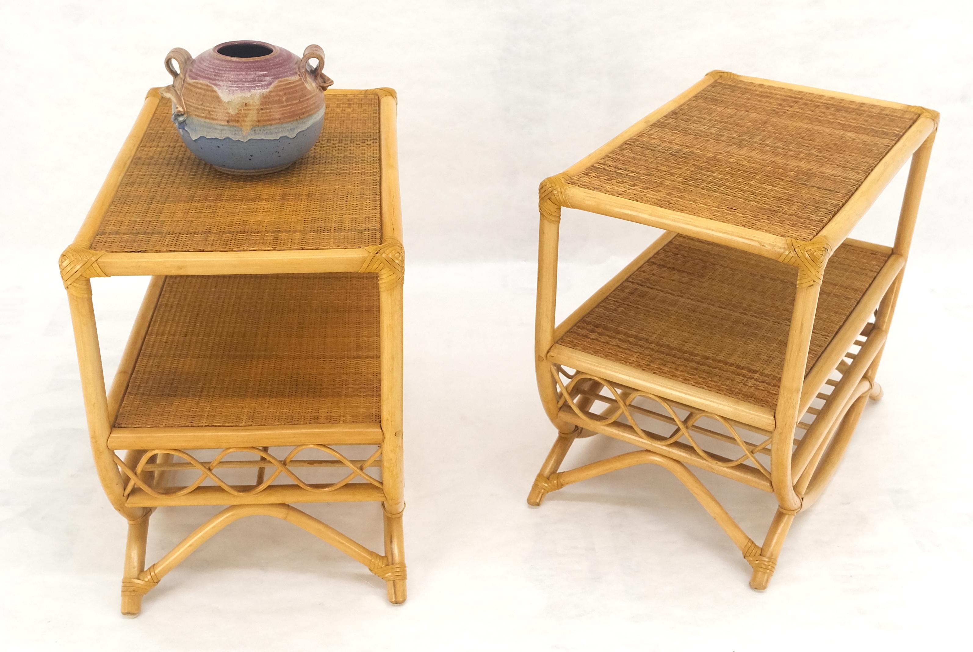 Paire de tables d'appoint à deux niveaux en bambou rotin avec dessus en tissu d'herbe Porte-revues Excellent état - En vente à Rockaway, NJ