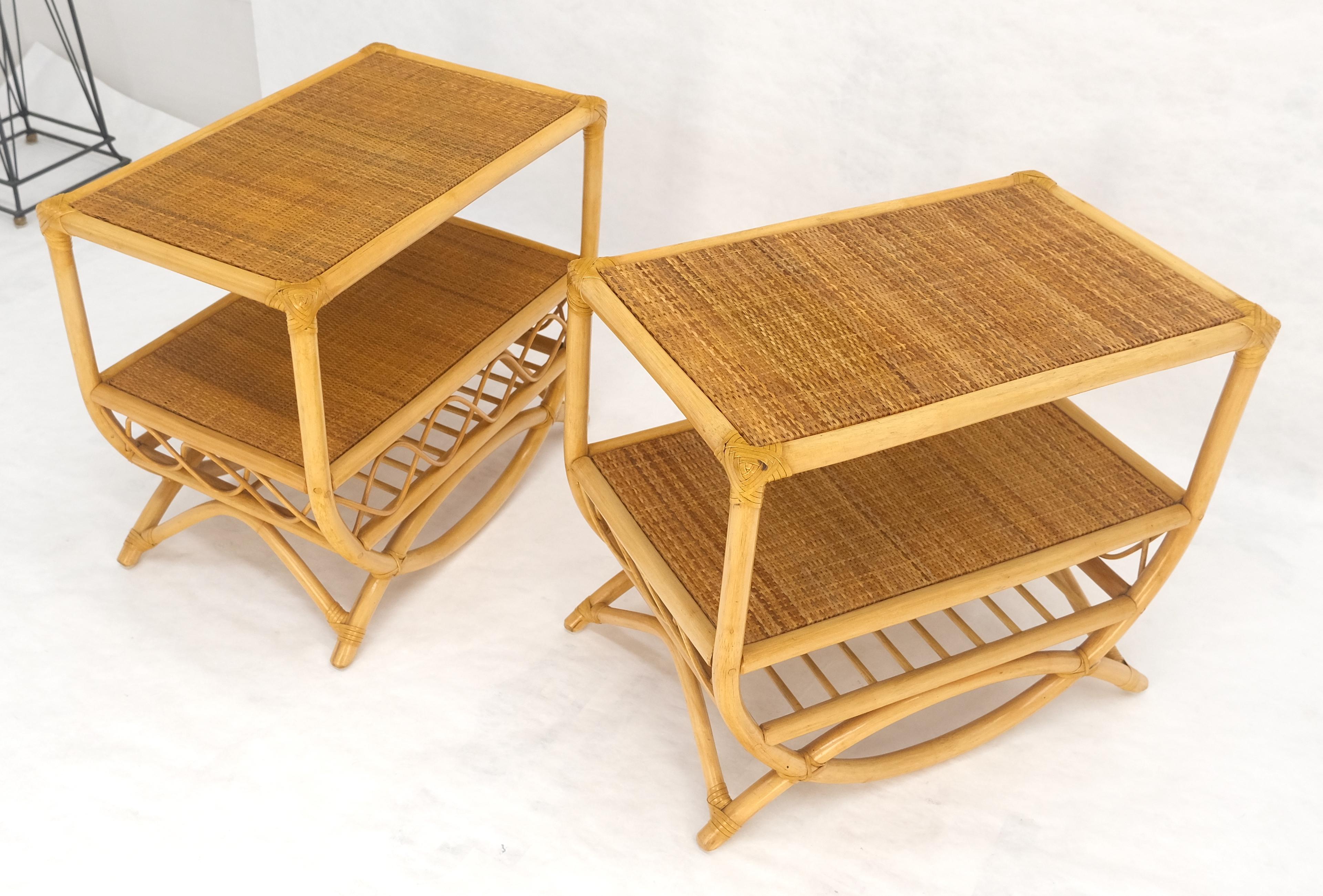 20ième siècle Paire de tables d'appoint à deux niveaux en bambou rotin avec dessus en tissu d'herbe Porte-revues en vente