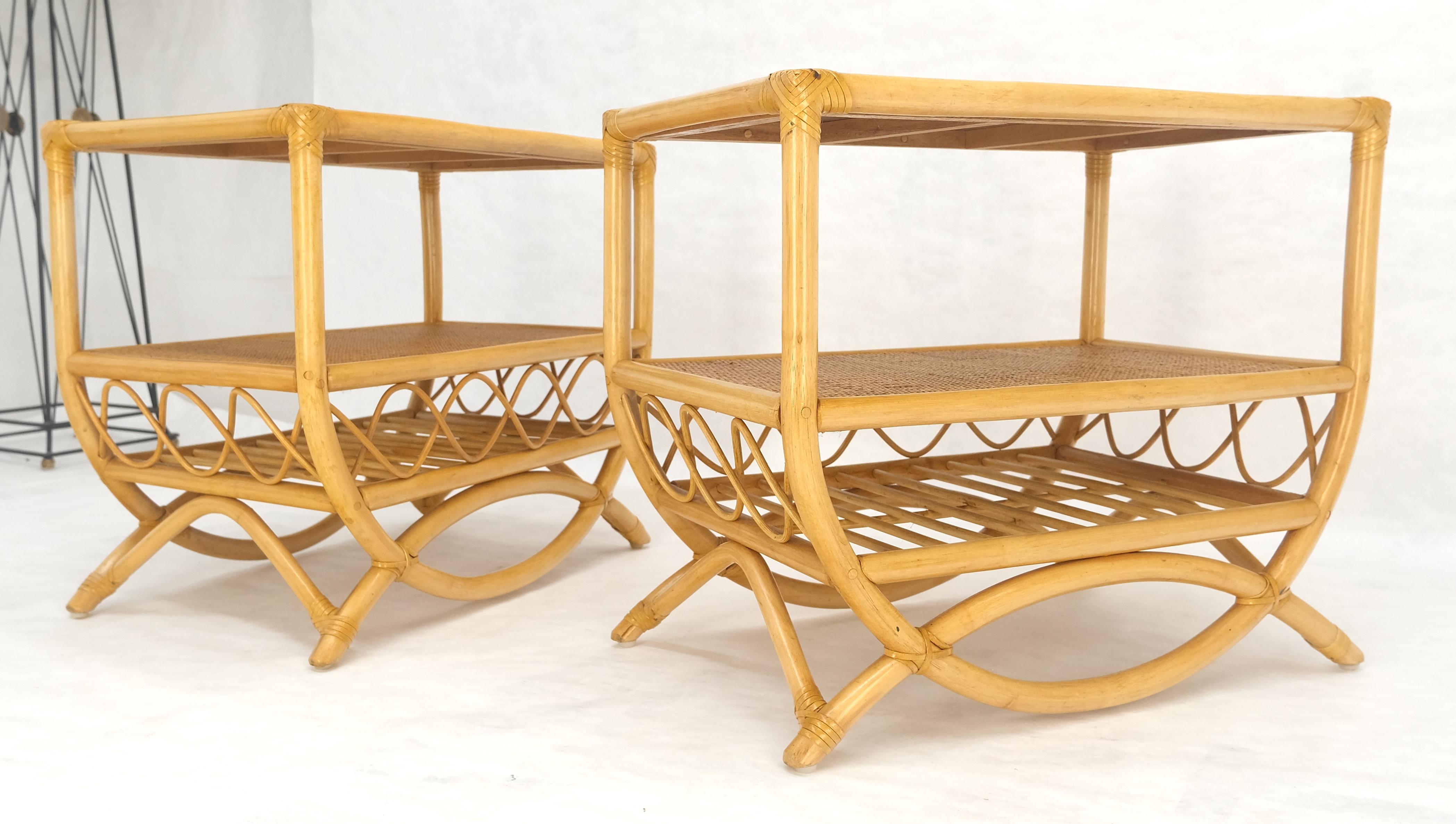 Canne Paire de tables d'appoint à deux niveaux en bambou rotin avec dessus en tissu d'herbe Porte-revues en vente