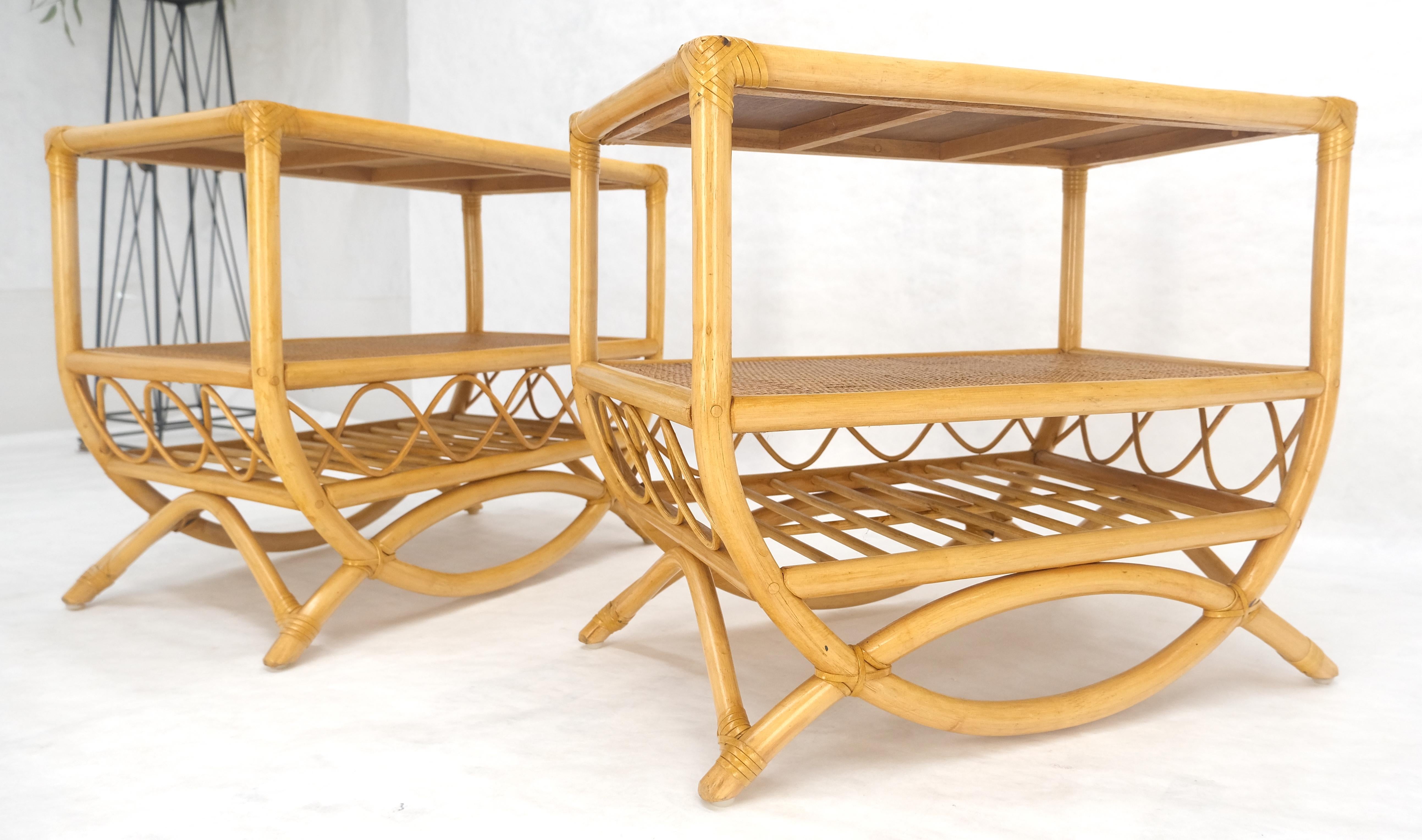 Paire de tables d'appoint à deux niveaux en bambou rotin avec dessus en tissu d'herbe Porte-revues en vente 1