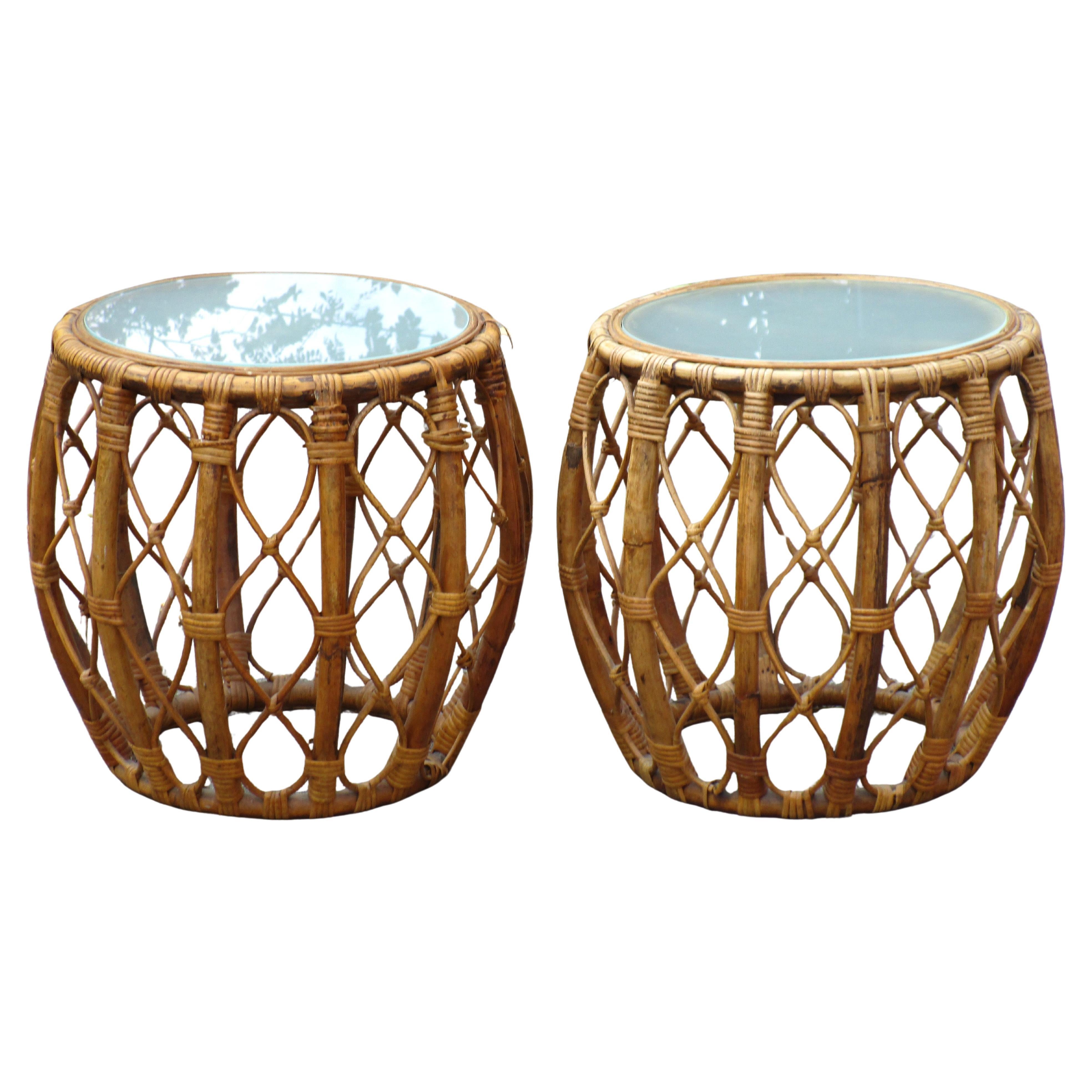 Ein großartiges Paar von natürlichen Rattan und Rohr Fass Form Trommel Beistelltische Tabourets in schön gealtert Farbe Patina w / die ursprünglichen Einsatz Milchglasplatten. Circa 1960. Messen Sie 18