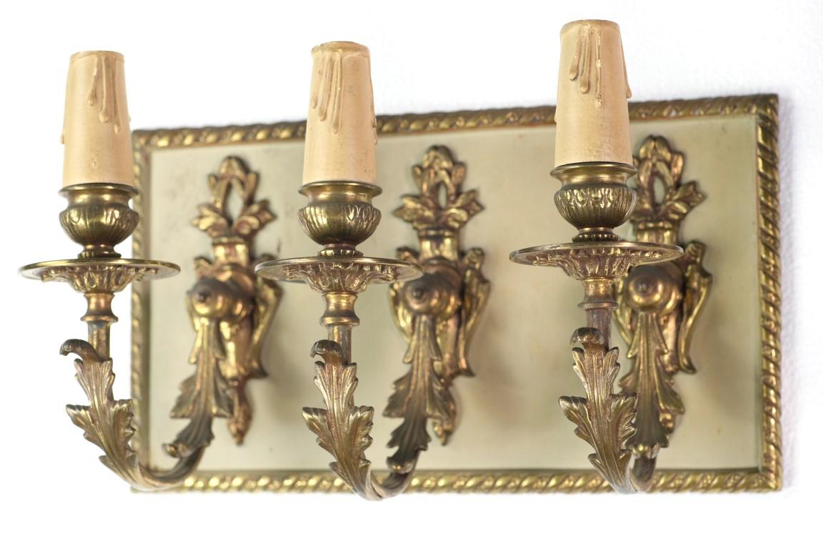 Pareja de apliques de latón del siglo XX de tres luces de estilo francés con diseño de follaje. Puede verlo en nuestra sede de 400 Gilligan St, en Scranton, Pensilvania.