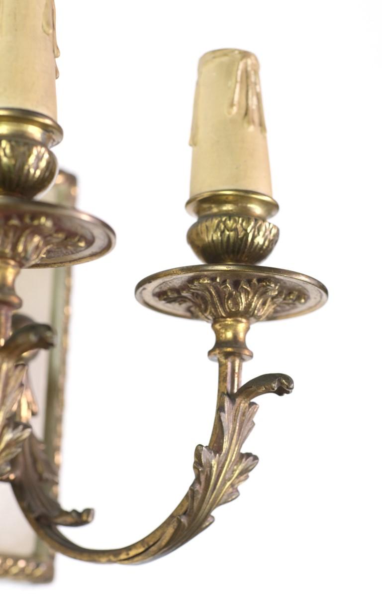 Paar rechteckige französische Messing-Leuchten mit 3 Lichtern und floralen Details im Angebot 1
