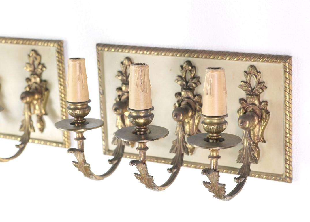 Par Rectangular de Latón Francés 3 Luces Detalles Florales en venta 2