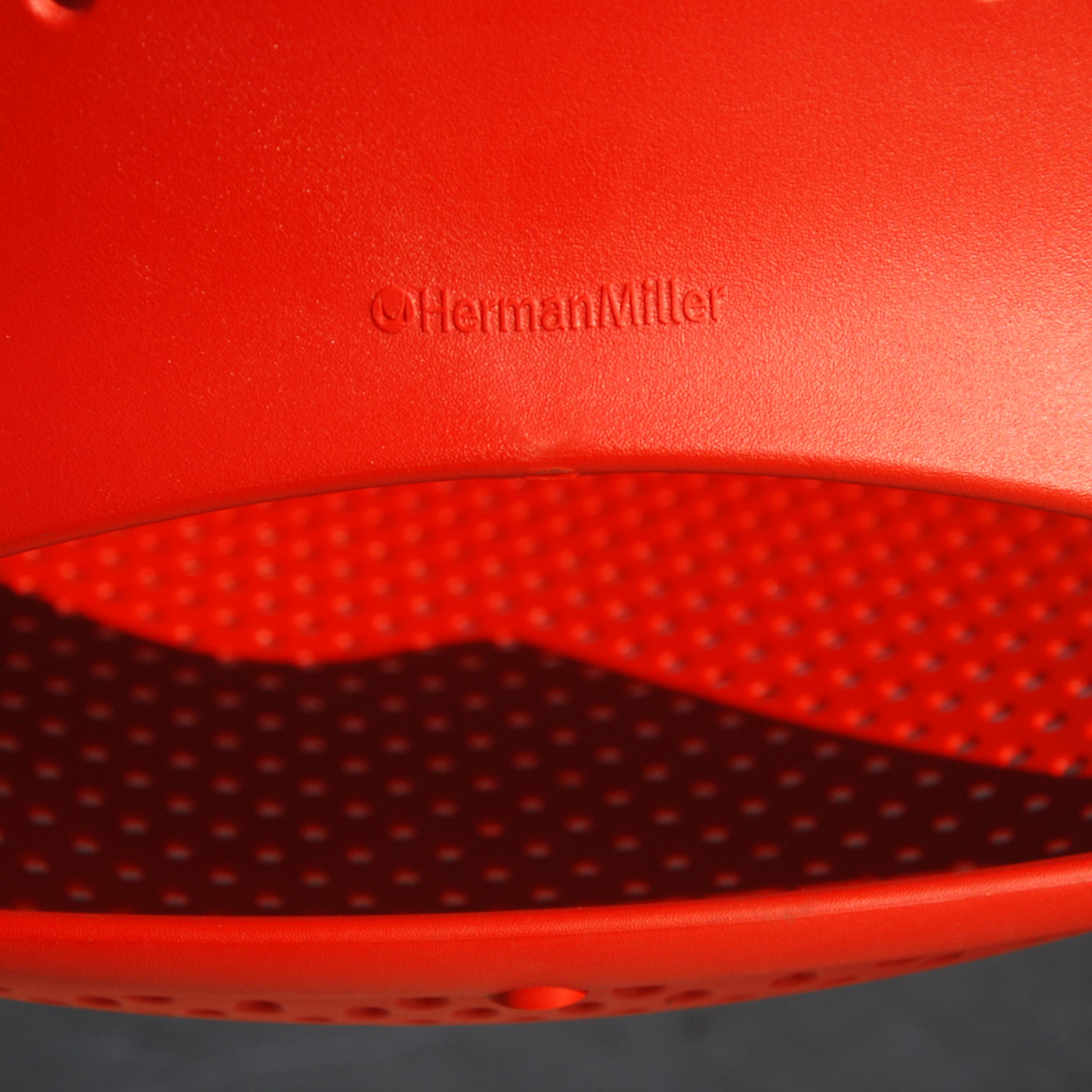 Plastique Paire de chaises empilables Red Caper de Jeff Weber pour Herman Miller en vente