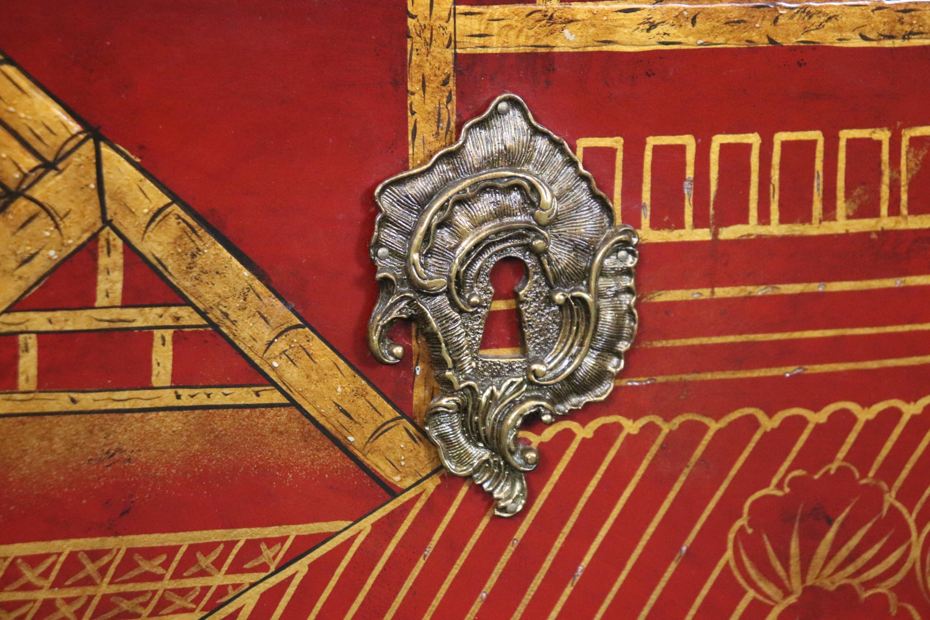 Paire de commodes de style Louis XV en marbre Maitland Smith rouge et or en vente 8