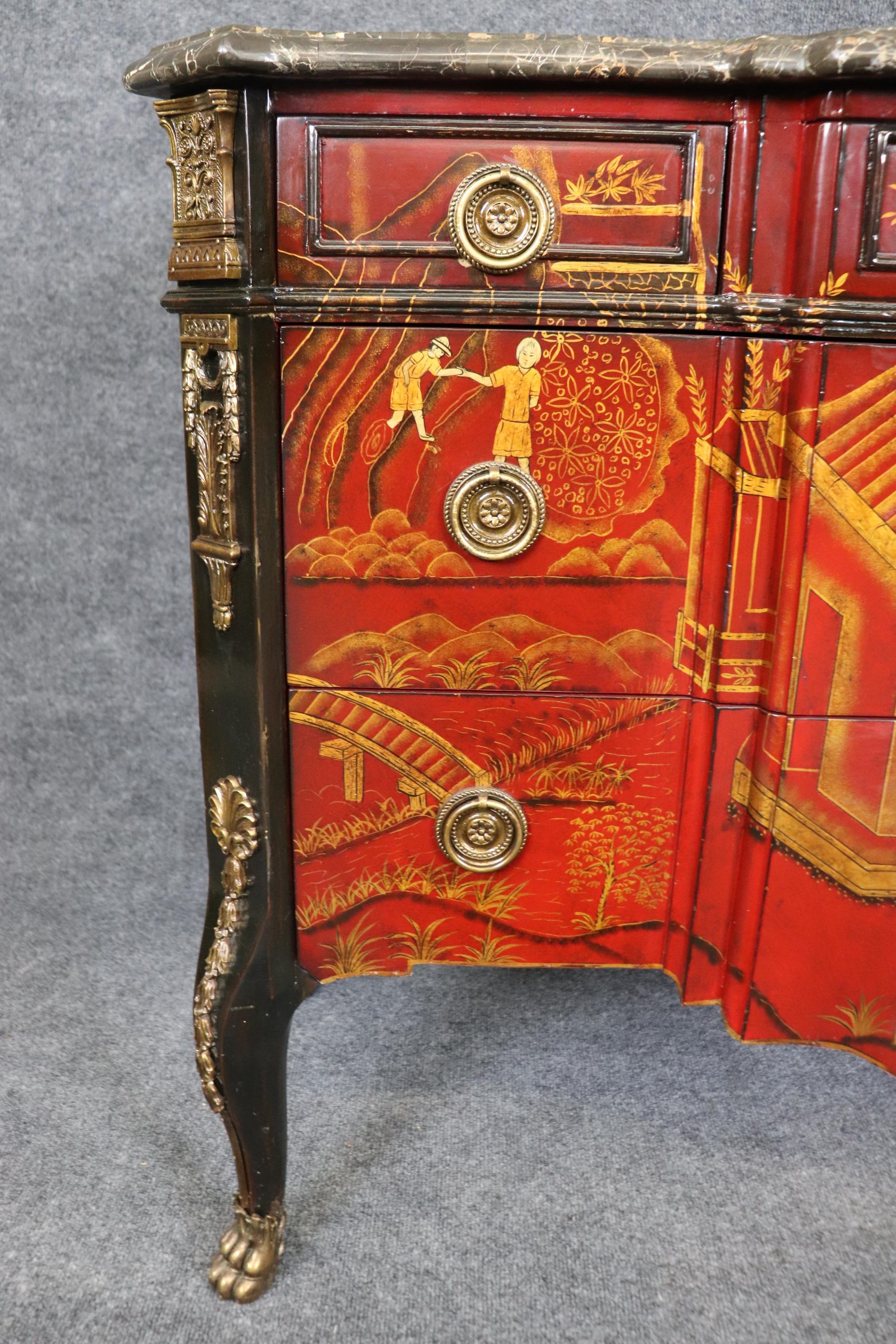 Paire de commodes de style Louis XV en marbre Maitland Smith rouge et or en vente 11