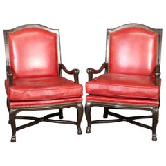 Coppia di poltrone in pelle rossa di mogano in stile Regency Poltrone Club Circa 1960