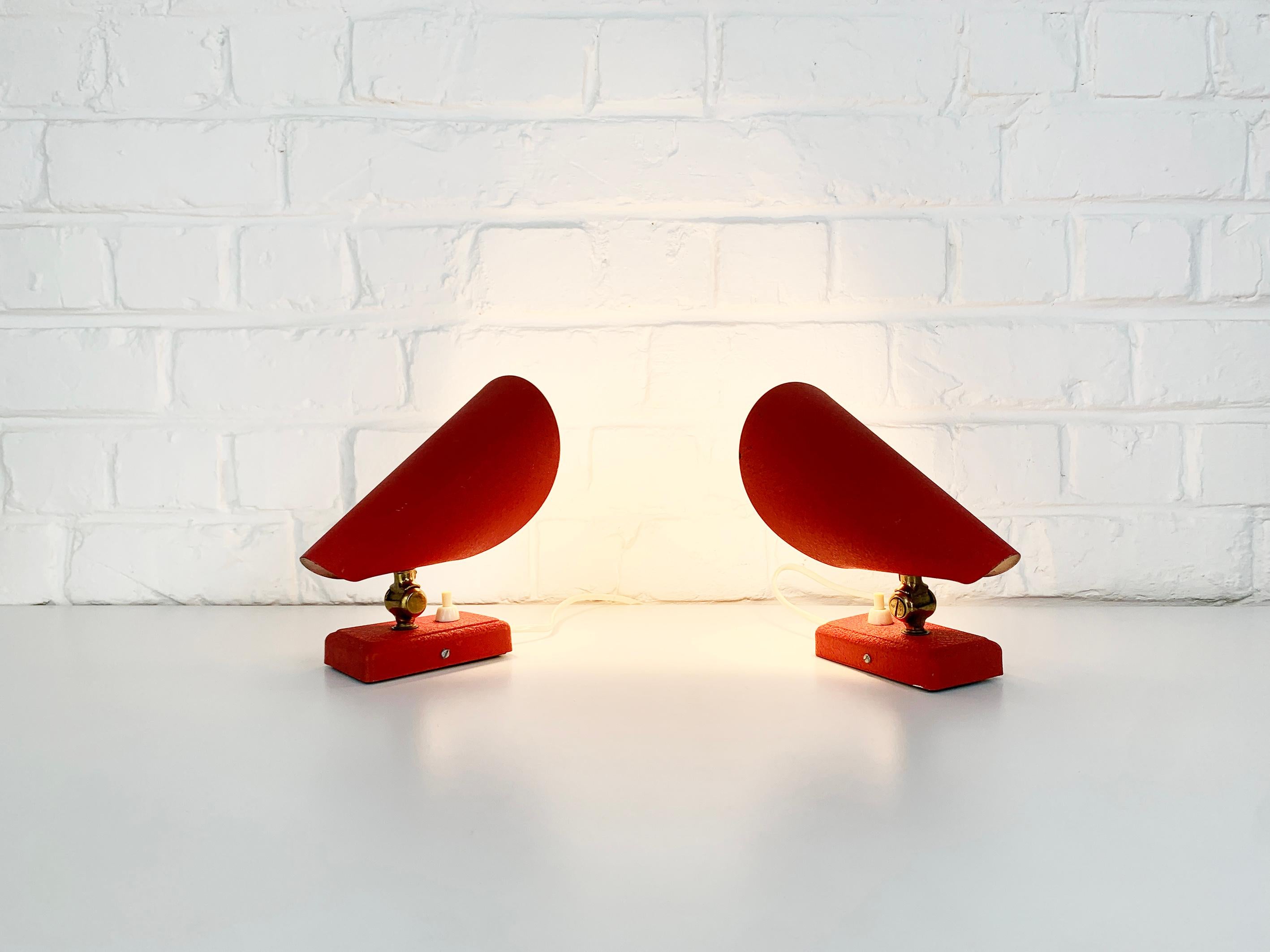 Pair adjustable Scandinavian wall-lamps from the 1950ies.
Model V13 manufactured by EWÅ Värnamo in Sweden. 
Design Eric Wärnå.

Typical fifties form. Original wrinkle paint in red with brass accents. Adjustable. Very nice original state.

E14 bulb