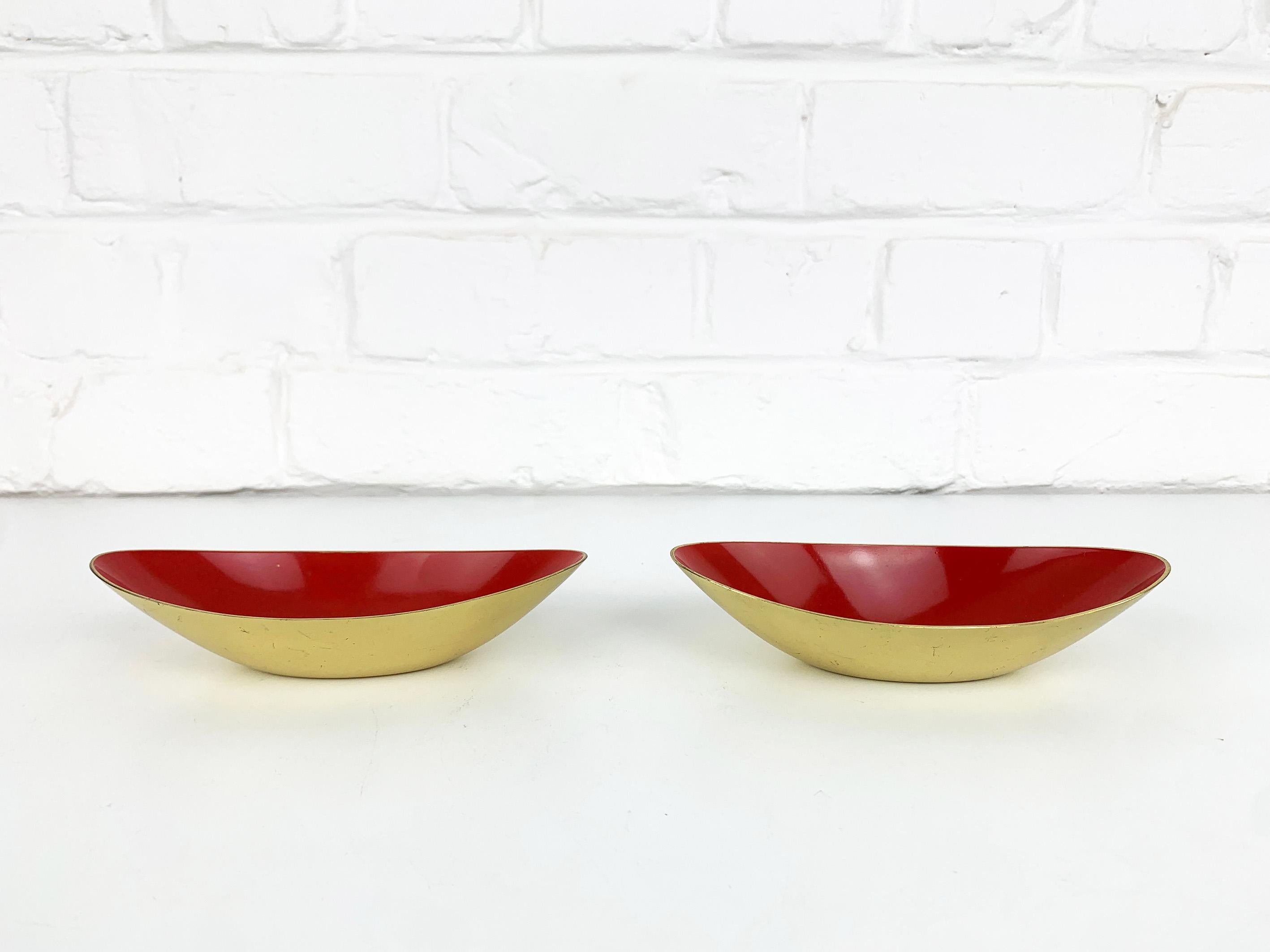 20ième siècle Paire de bols modernistes rouges en laiton de Gunnar Ander Ystad Metall Suède  en vente