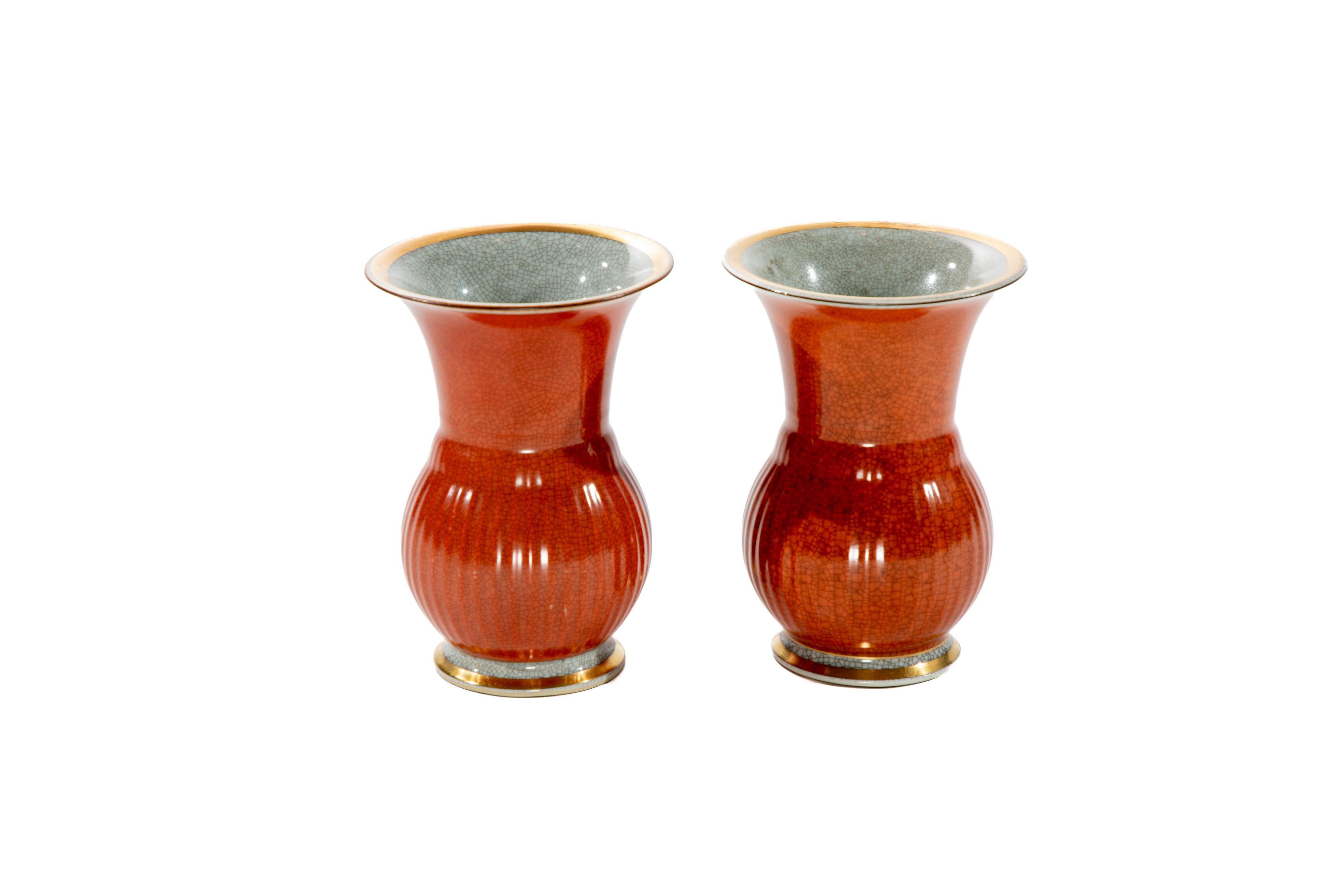Coppia di vasi Royal Copenhagen in finto zigrino rosso.
Filigrana intorno alla base e al bordo.  
