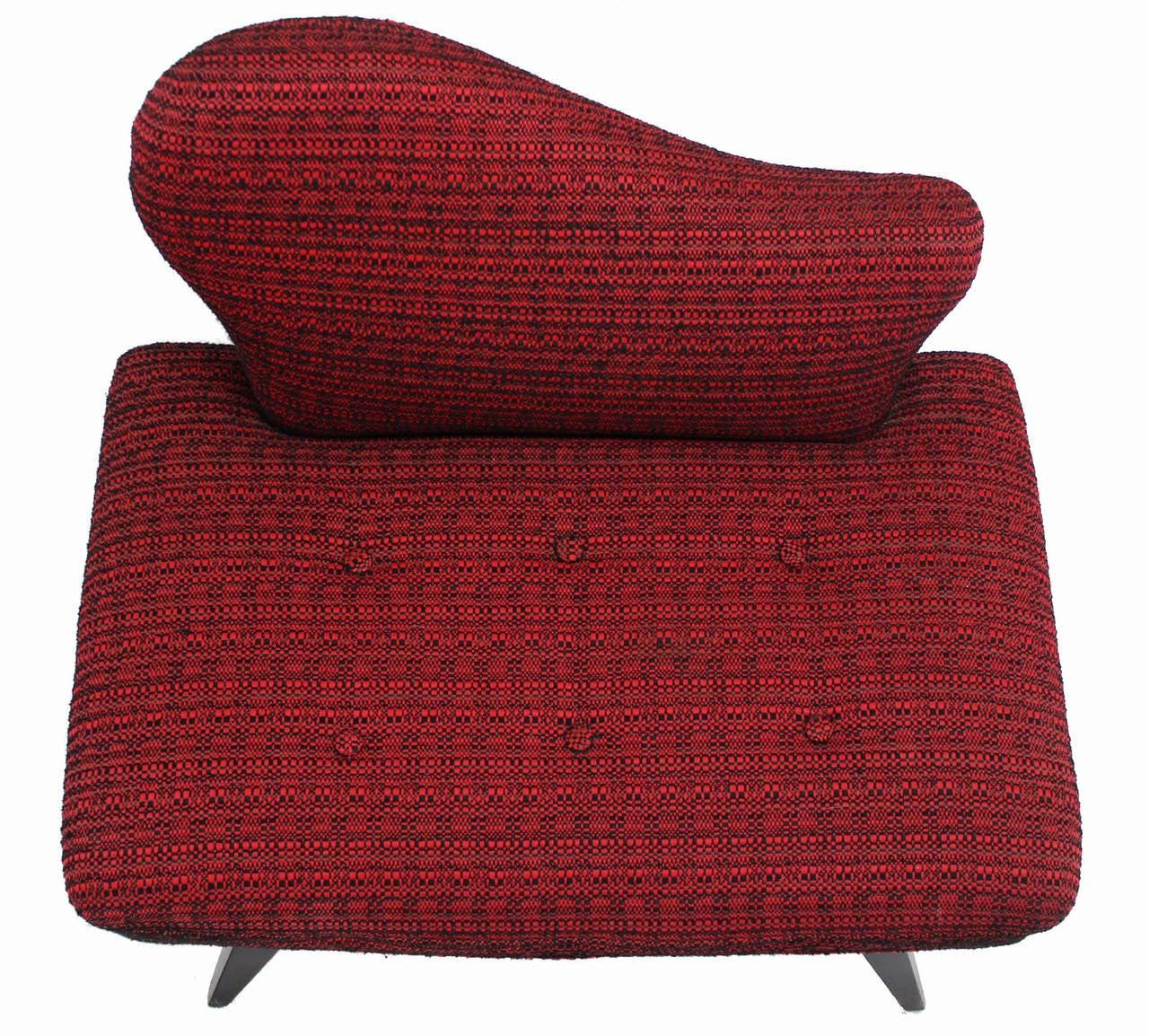 Américain Paire de fauteuils de salon en tissu rouge, modernes au milieu du siècle, à dossier camel en vente