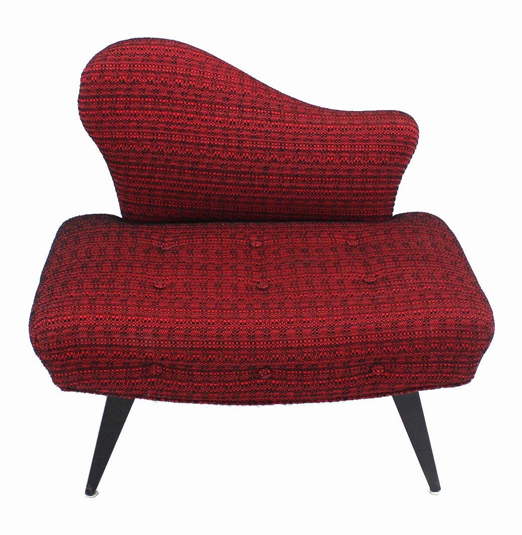 20ième siècle Paire de fauteuils de salon en tissu rouge, modernes au milieu du siècle, à dossier camel en vente