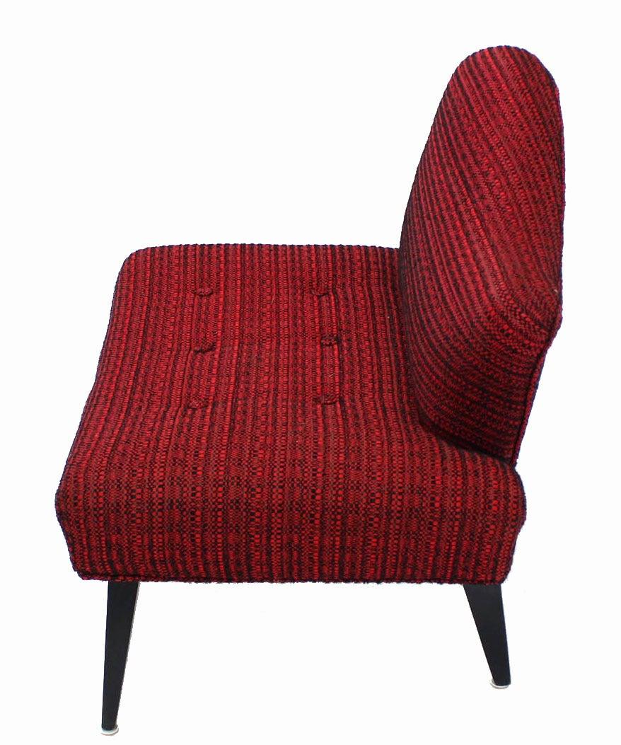 Tissu d'ameublement Paire de fauteuils de salon en tissu rouge, modernes au milieu du siècle, à dossier camel en vente