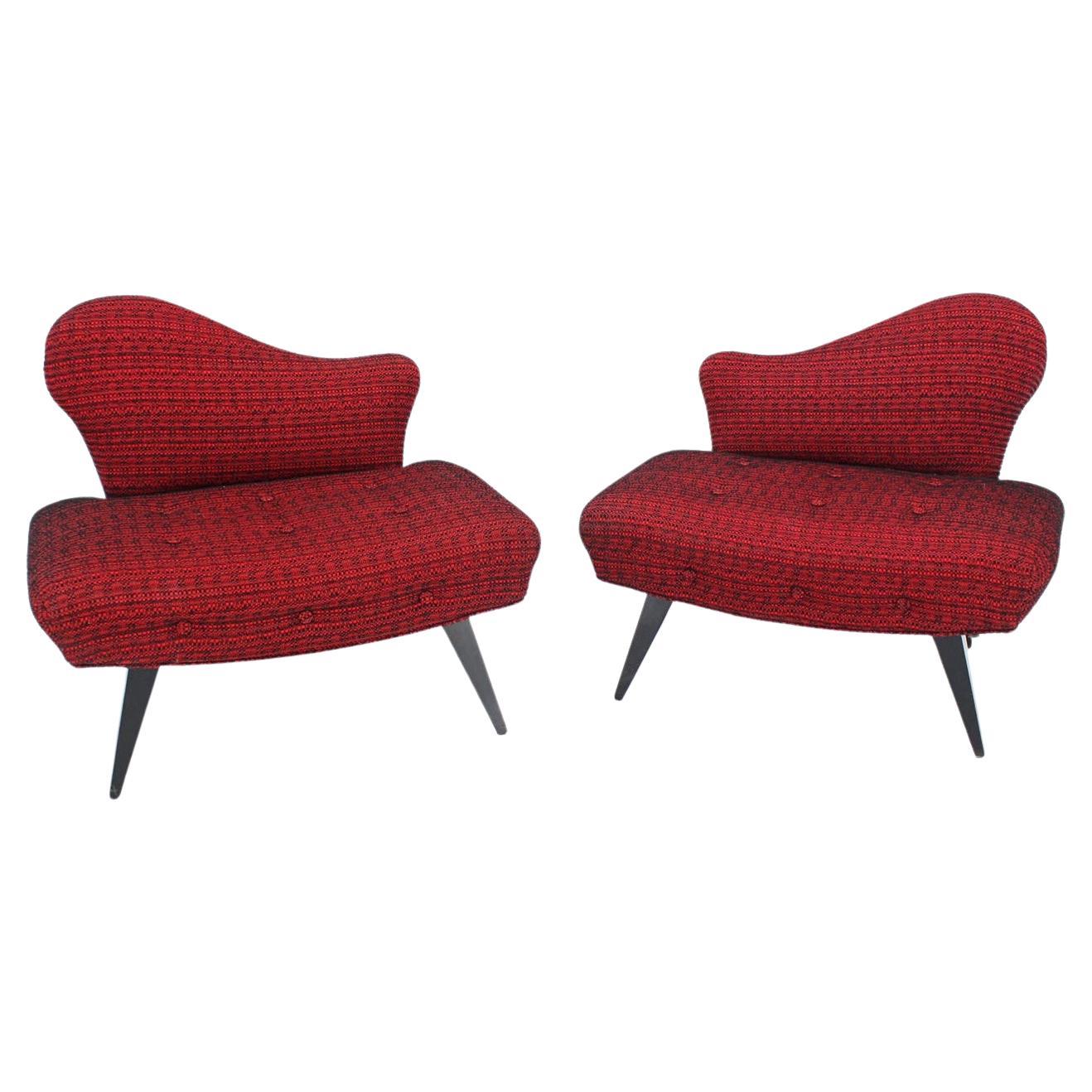 Paar rote Polsterungen Mid-Century Modern Kamin-Sessel ohne Armlehne mit Kamelrückenlehne