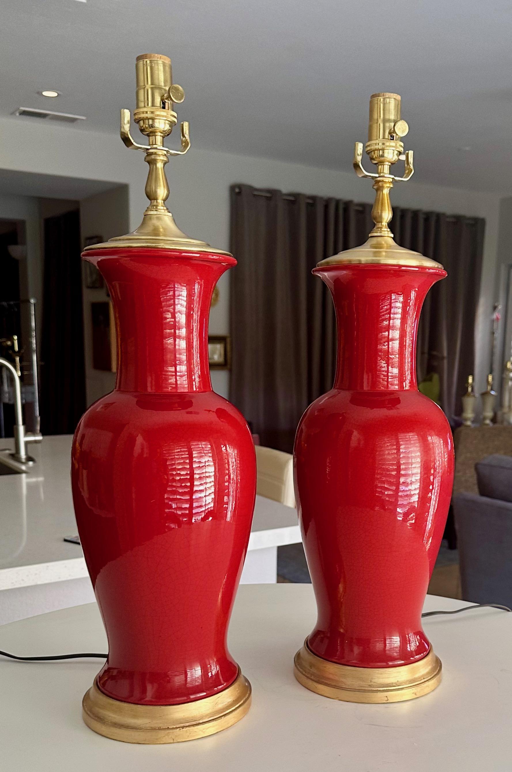 Exportation chinoise Paire de lampes de table en céramique orange rougeâtre de style asiatique en vente