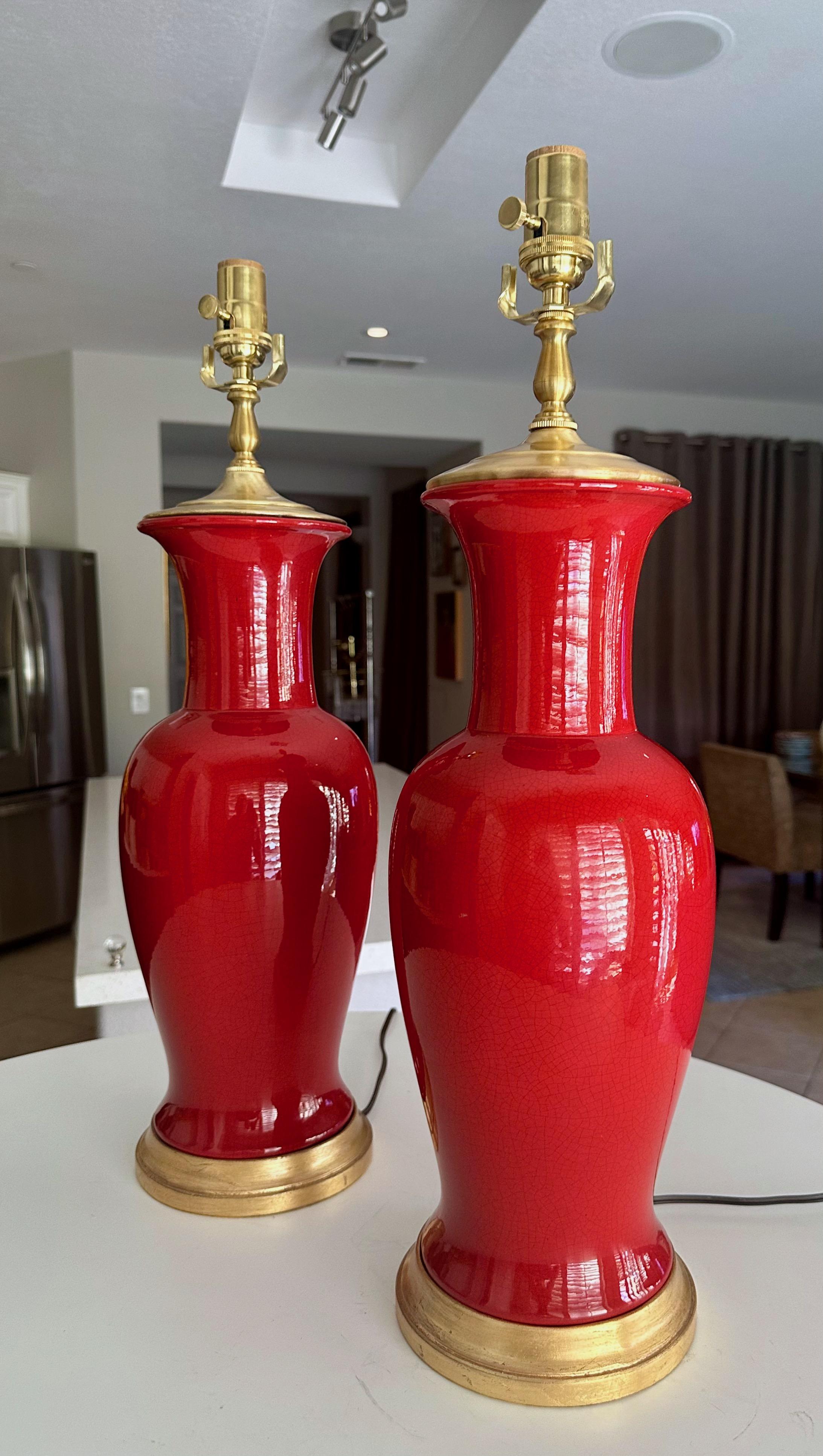 Milieu du XXe siècle Paire de lampes de table en céramique orange rougeâtre de style asiatique en vente