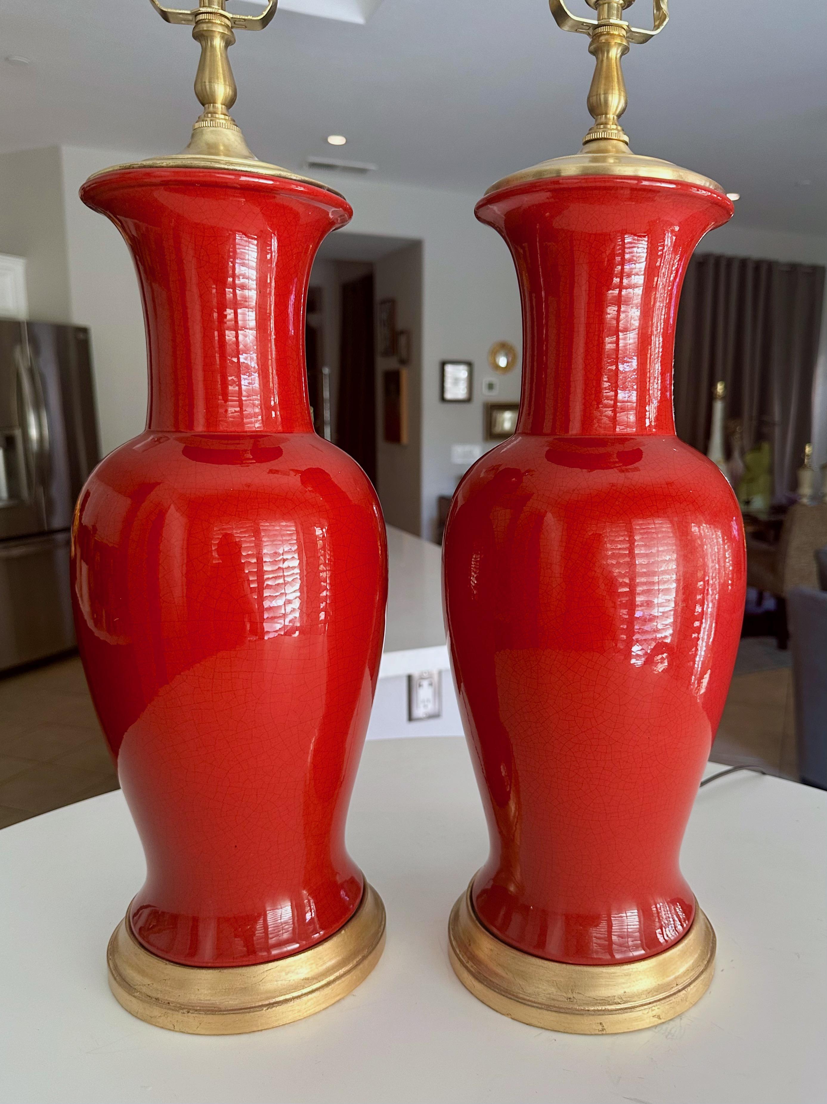 Laiton Paire de lampes de table en céramique orange rougeâtre de style asiatique en vente