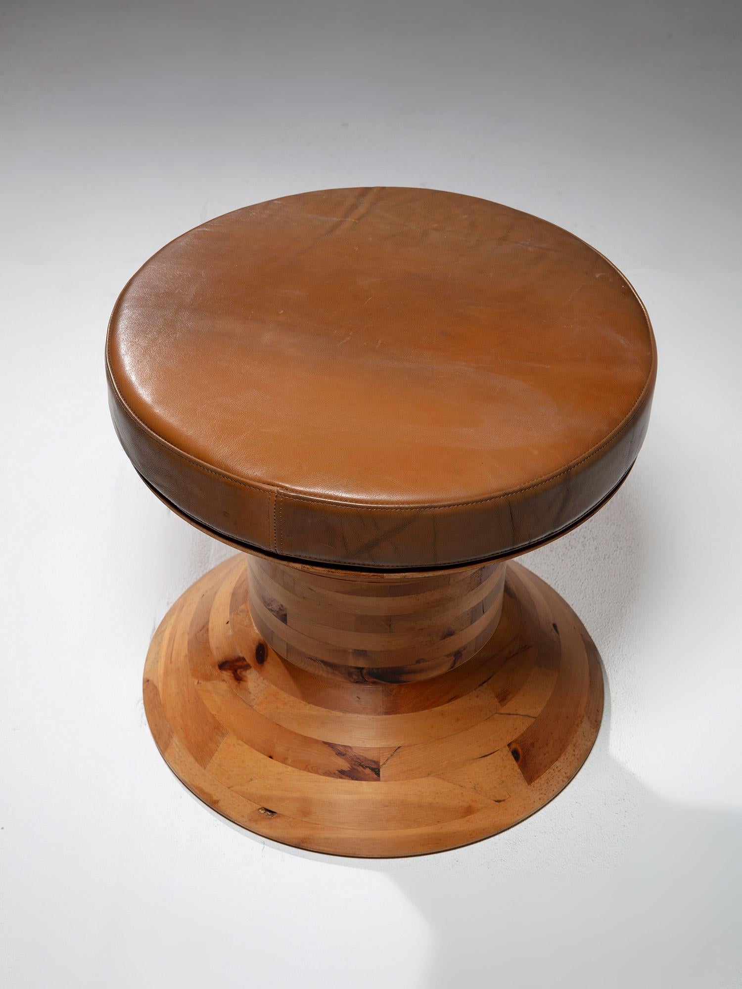 Cuir Paire de tabourets en bois massif en forme de lunette avec coussin en cuir, Italie, 1970 en vente