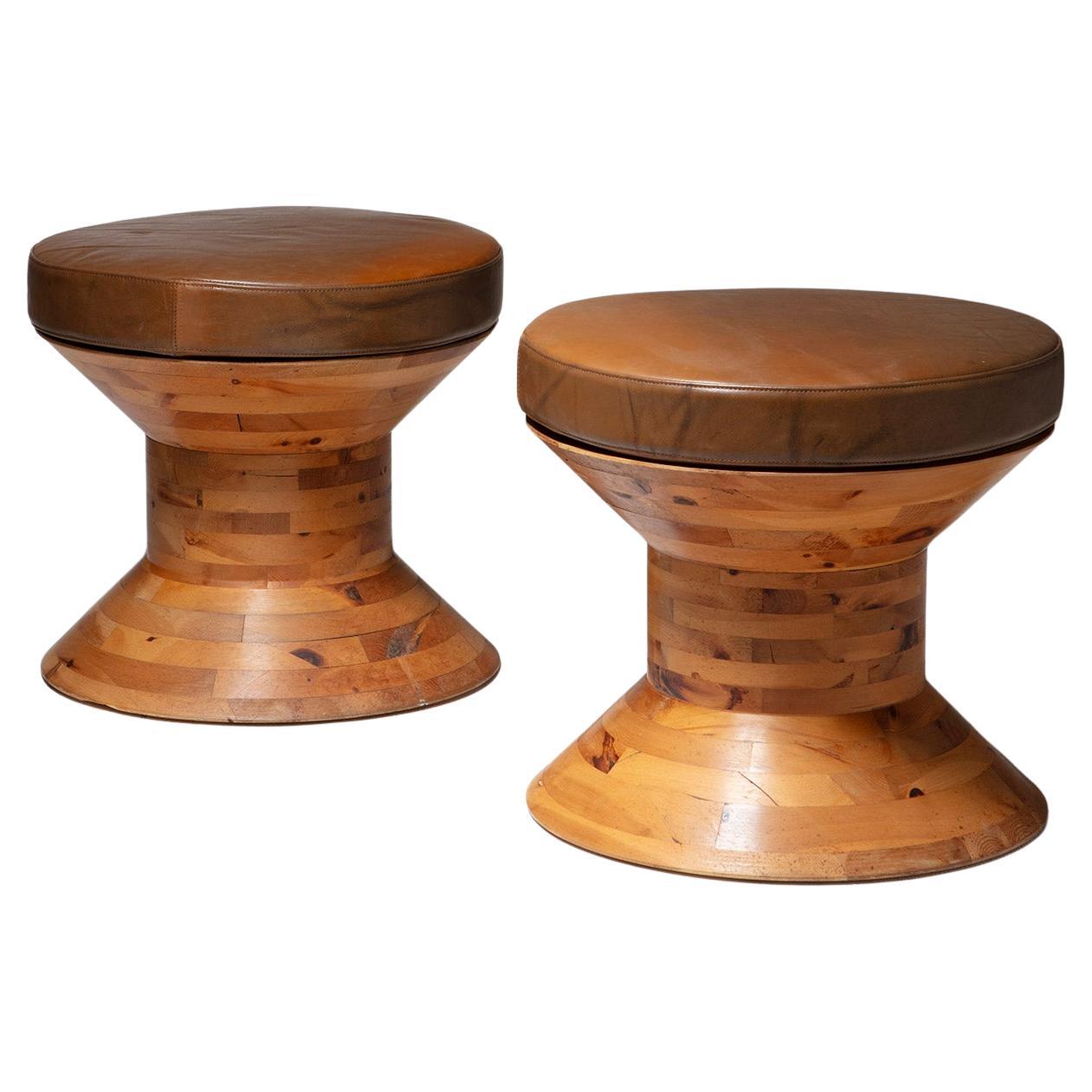 Pareja de taburetes de madera maciza en forma de carrete con cojín de cuero, Italia, años 70