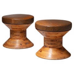 Pareja de taburetes de madera maciza en forma de carrete con cojín de cuero, Italia, años 70