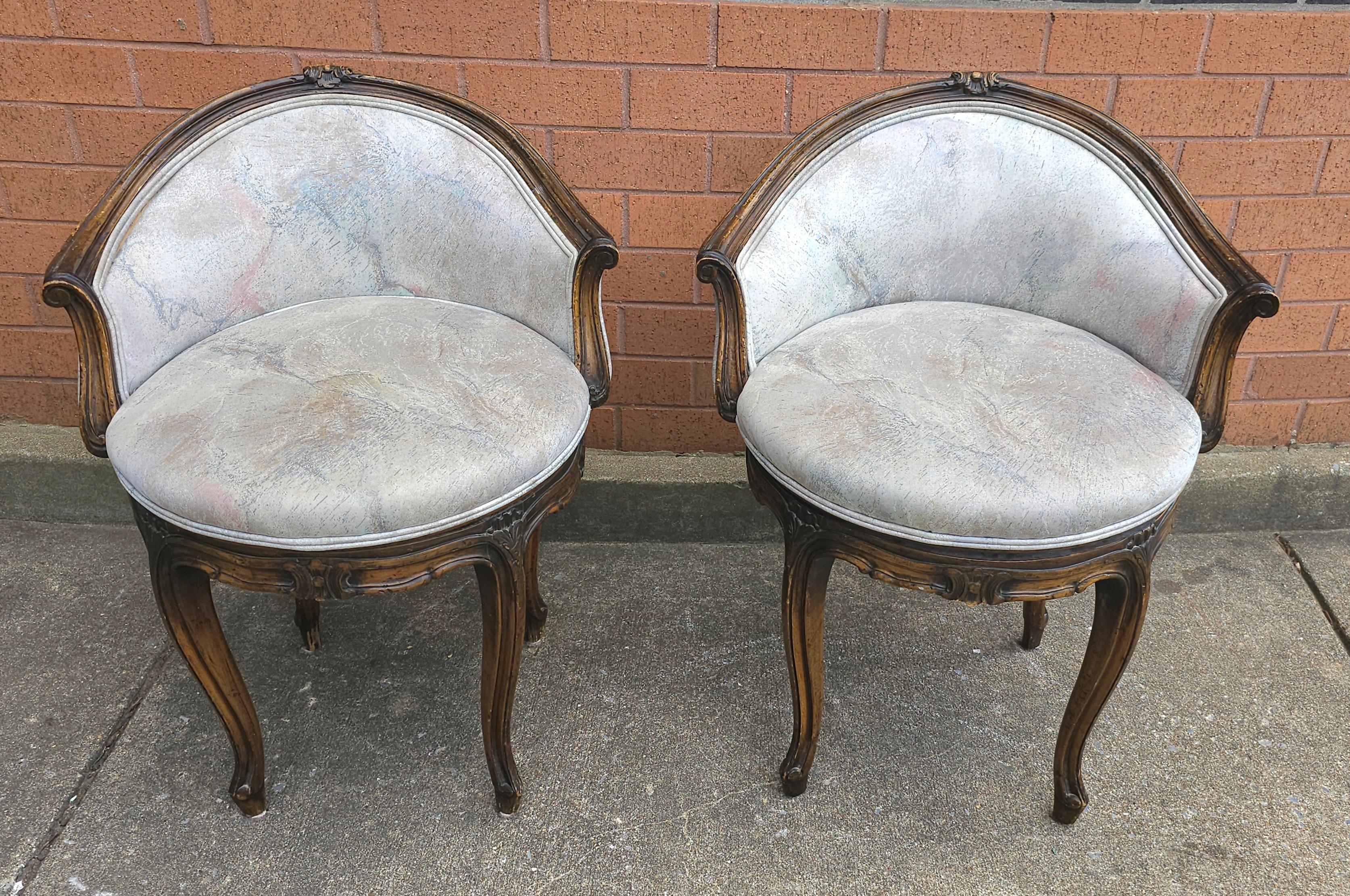 Una coppia di sedie bergere girevoli in legno e imbottite in stile Régence in ottime condizioni vintage.  Misura 22