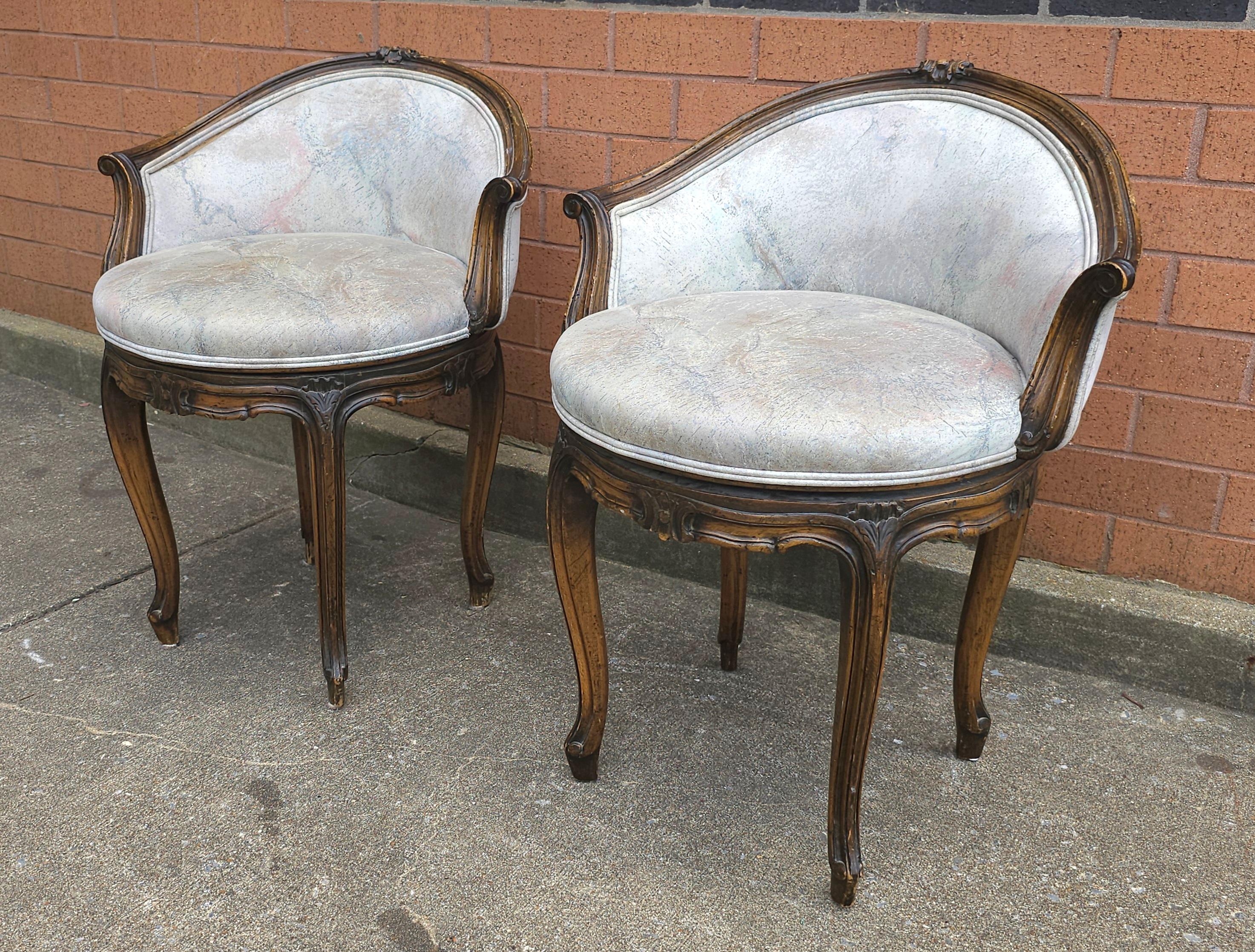 Regency Coppia di sedie girevoli Bergere in stile Régence in legno e imbottite in vendita