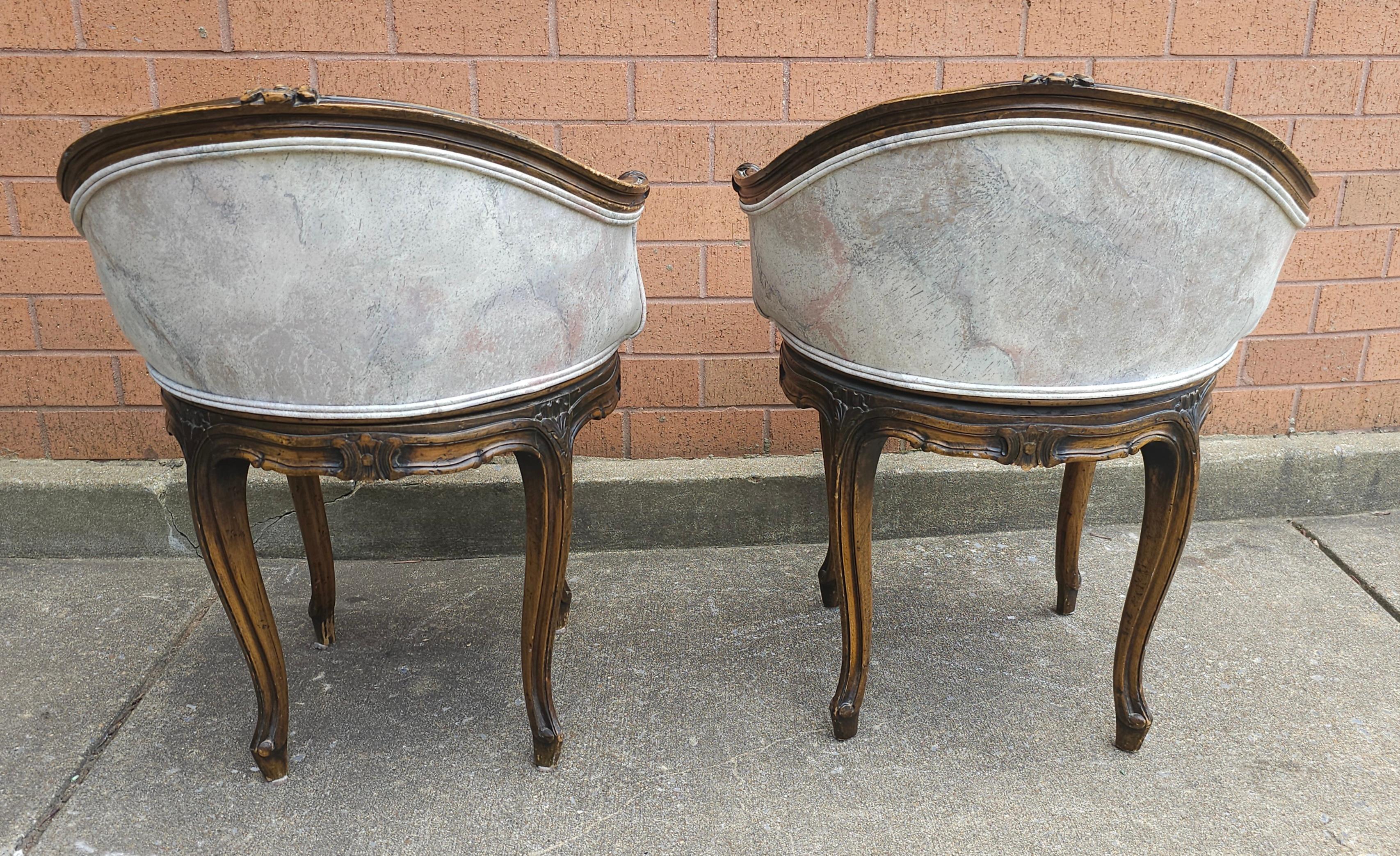 Intagliato Coppia di sedie girevoli Bergere in stile Régence in legno e imbottite in vendita