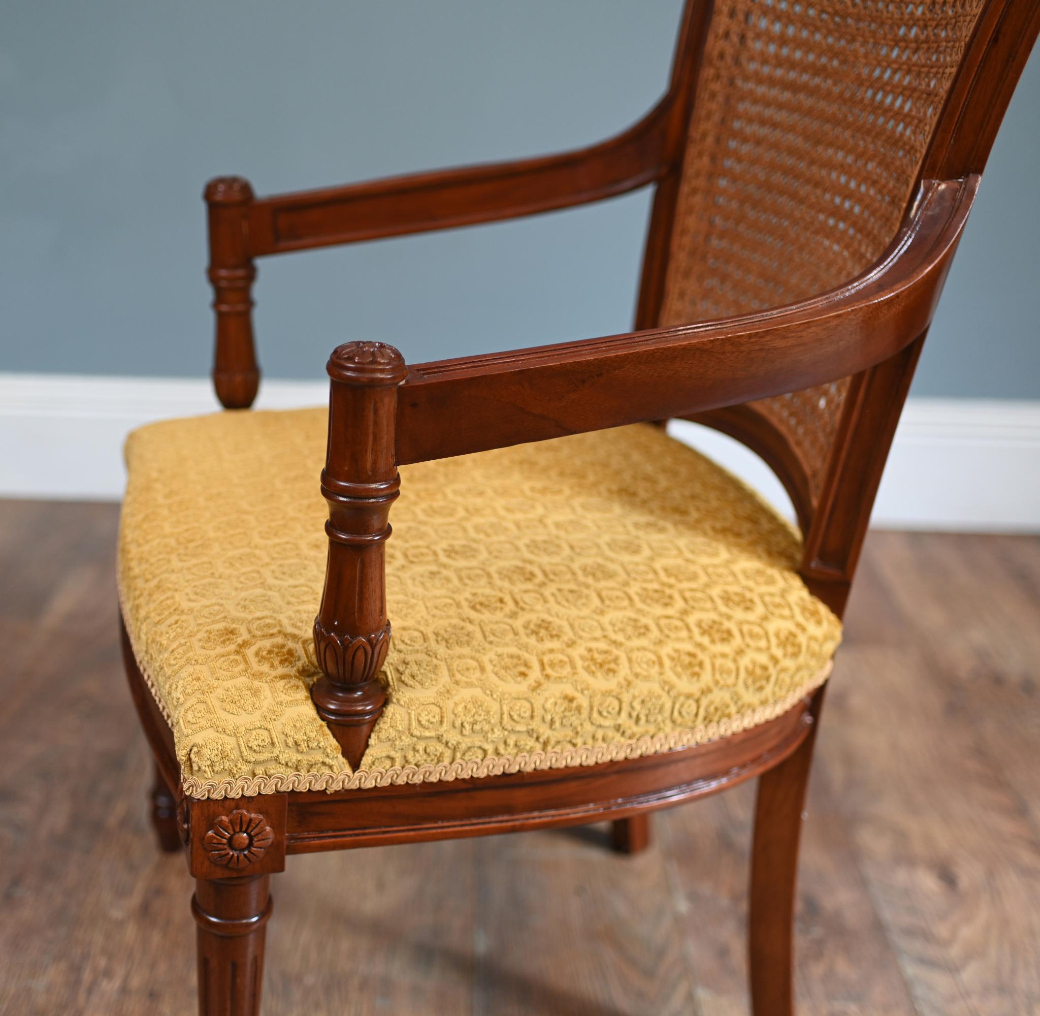 Stai visualizzando una raffinata coppia di poltrone Regency Revival
Circa 1930 su questa coppia
Eleganza dello schienale a forma di vasca con una barra superiore dolcemente curvata
Gli schienali in canna classica aggiungono leggerezza e tradizione