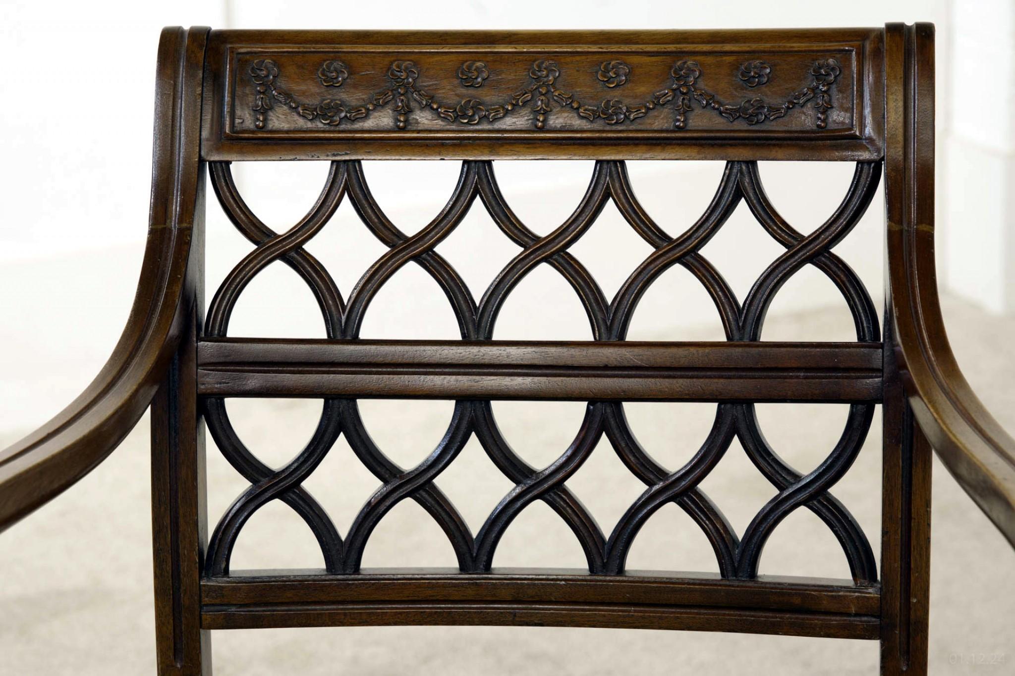 Stai visualizzando una splendida coppia di poltrone o intagliatori in stile Reggenza
Adoro l'intricato schienale, ha quasi un aspetto gotico.
Braccioli lunghi, in stile Regency e molto comodi per sedersi, solidi e robusti.
Data circa 1920
Comprato