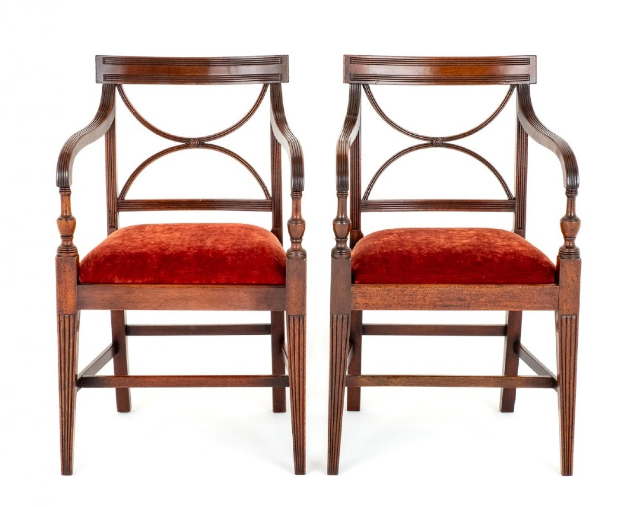 Ein Paar offene Mahagoni-Regency-Sessel.
Regentenzeit
Diese Stühle stehen auf konischen Beinen, die vorderen Beine haben geriffelte Verzierungen.
Die Stühle haben einen 