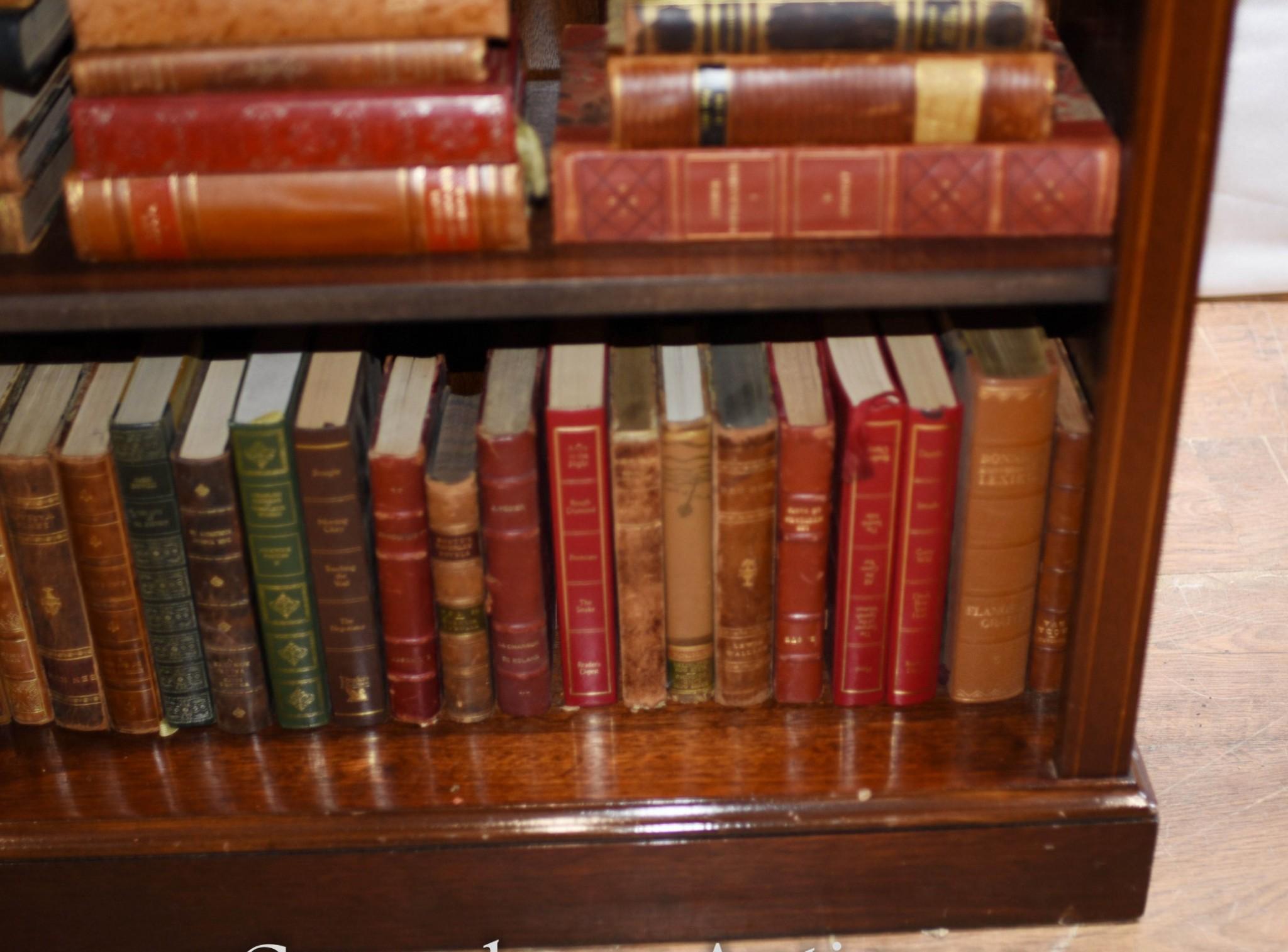 Paar Regency-Bücherregale – Mahagoni mit offener Front und Sheraton-Intarsienarbeit im Angebot 1