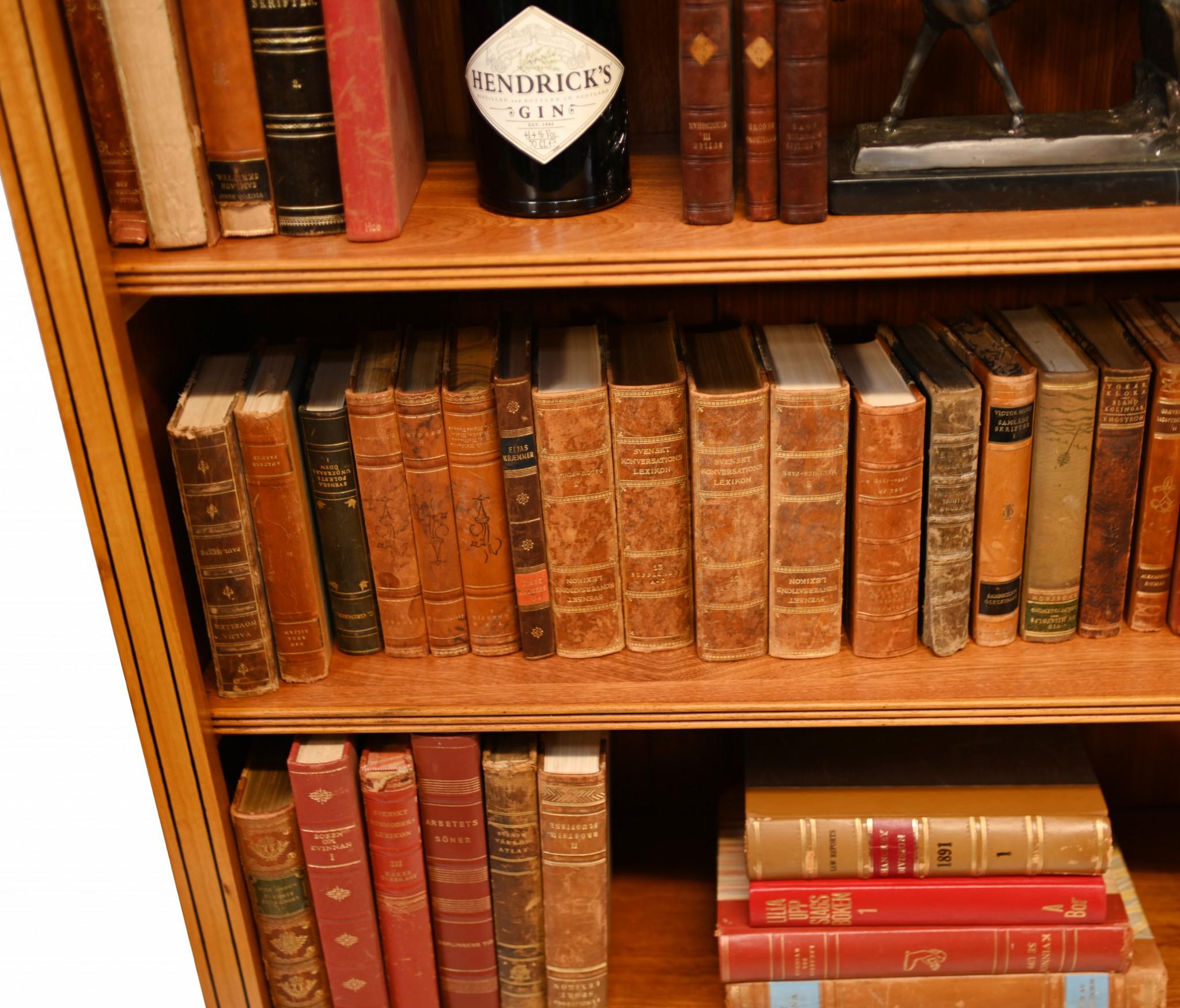 Citronnier Paire de bibliothèques Regency ouvertes en bois de citronnier Sheraton de 7 pieds anglais en vente