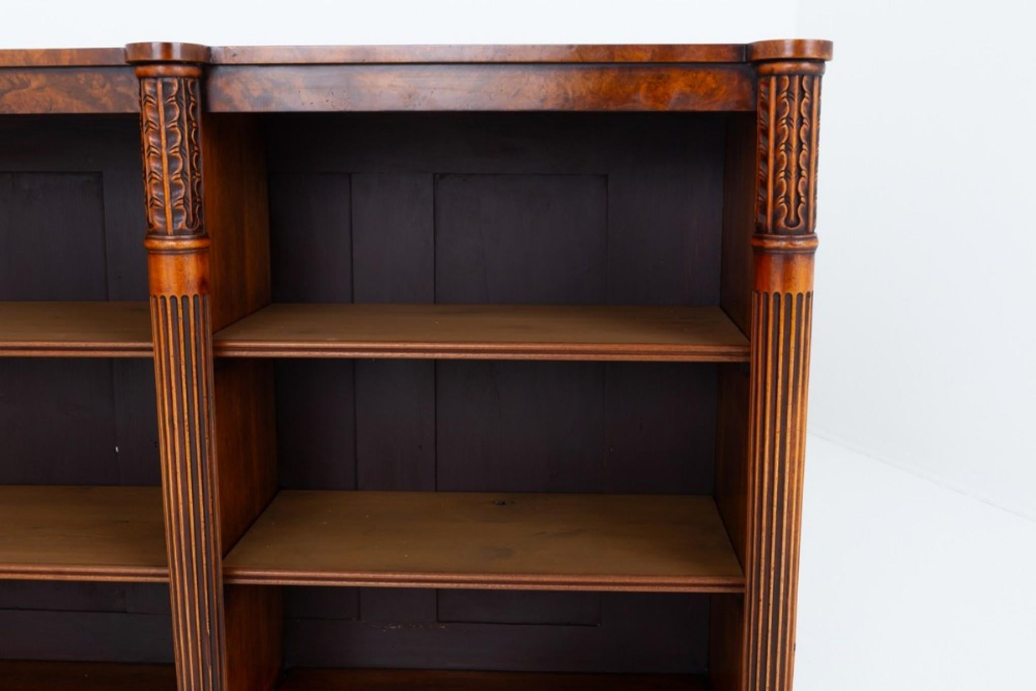Pareja de librerías de la Regencia Estantería abierta de nogal para libros
Estas maravillosas librerías se apoyan sobre pies torneados con columnas talladas y estriadas.
Cada librería está dividida en 2 secciones, y cada sección tiene 2 estantes