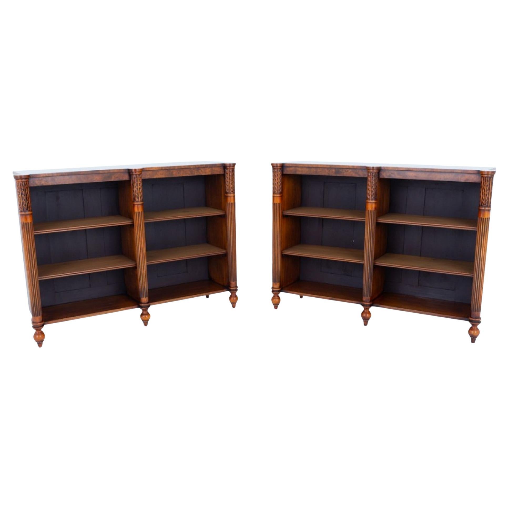 Pareja de librerías de la Regencia Estantería abierta de nogal para libros en venta