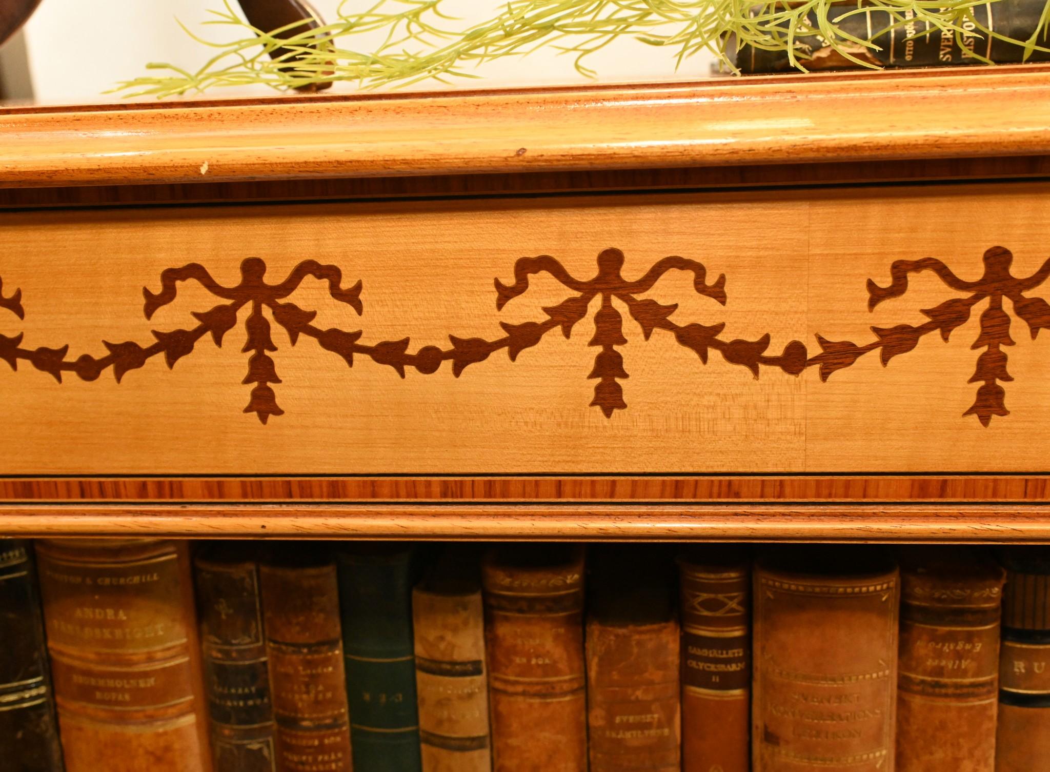 Coppia di librerie Regency, fronte aperto in legno di raso con intarsi Sheraton in vendita 6