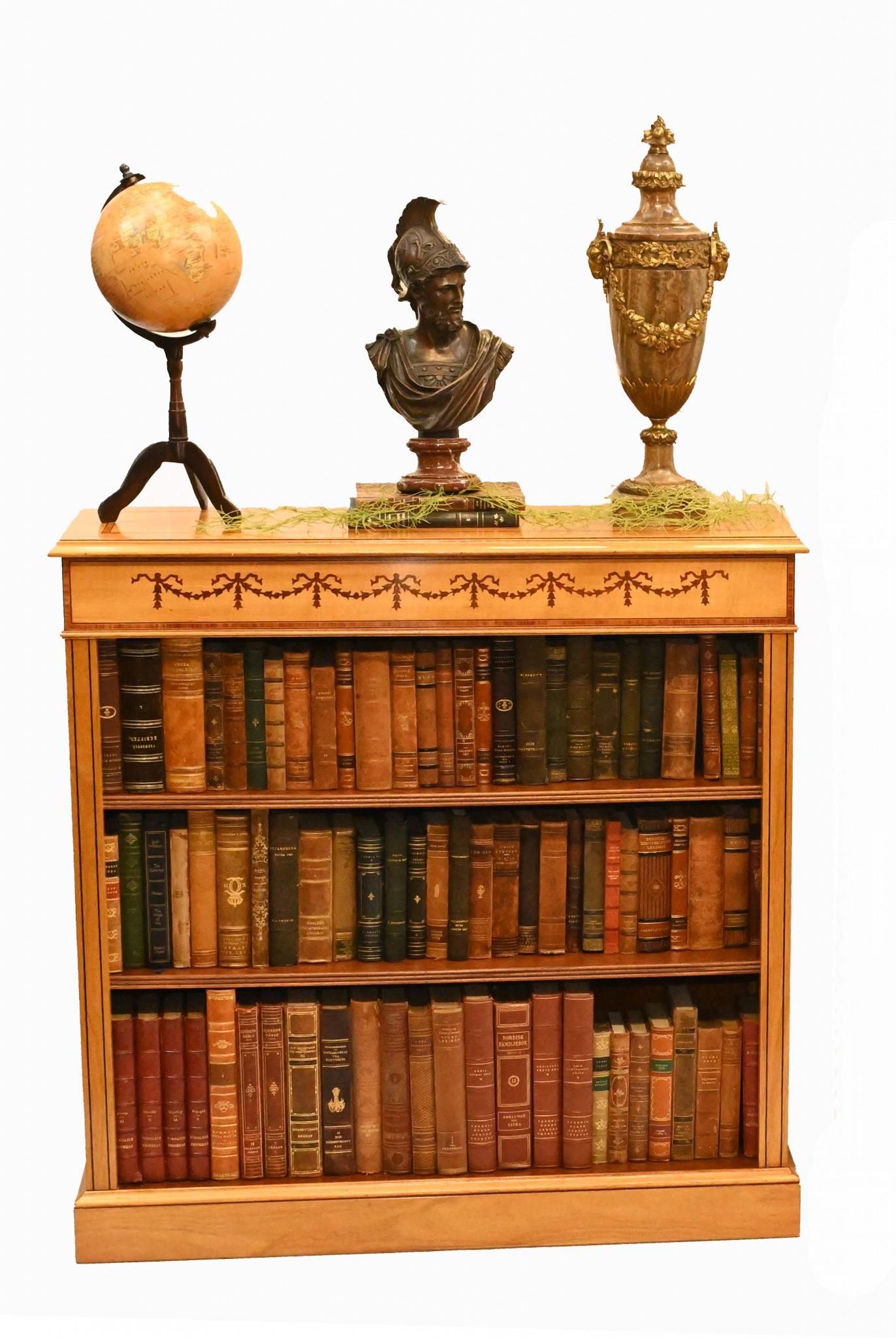 Coppia di librerie Regency, fronte aperto in legno di raso con intarsi Sheraton in vendita 13