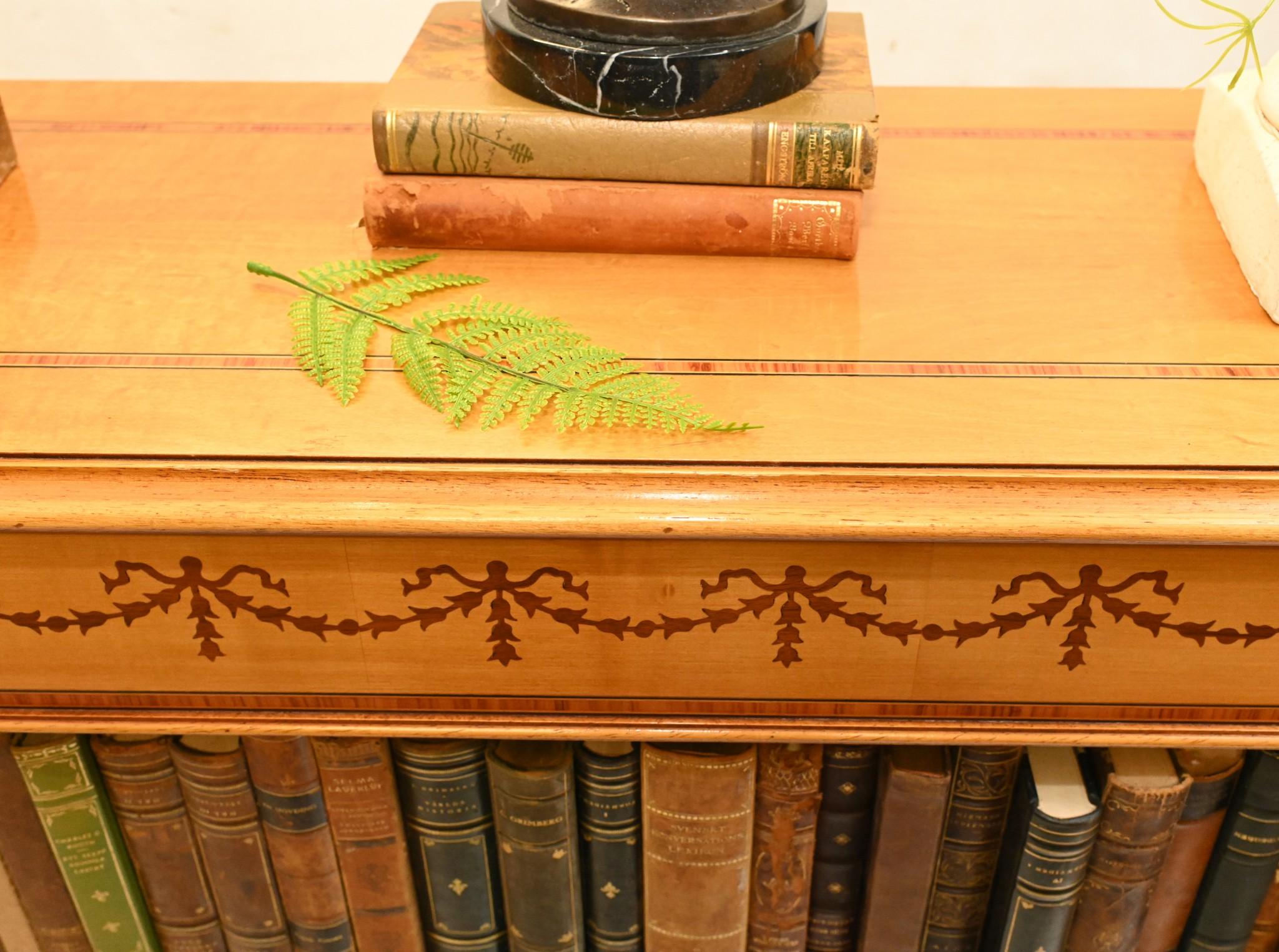 Paar Regency-Bücherregale, Seidenholz, offene Vorderseite mit Sheraton-Intarsien im Zustand „Gut“ im Angebot in Potters Bar, GB
