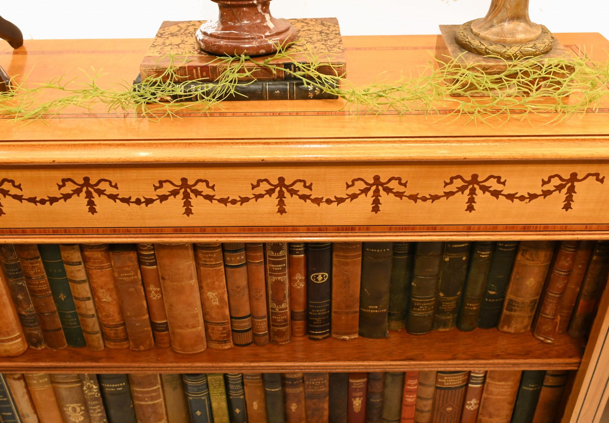 Fine XX secolo Coppia di librerie Regency, fronte aperto in legno di raso con intarsi Sheraton in vendita