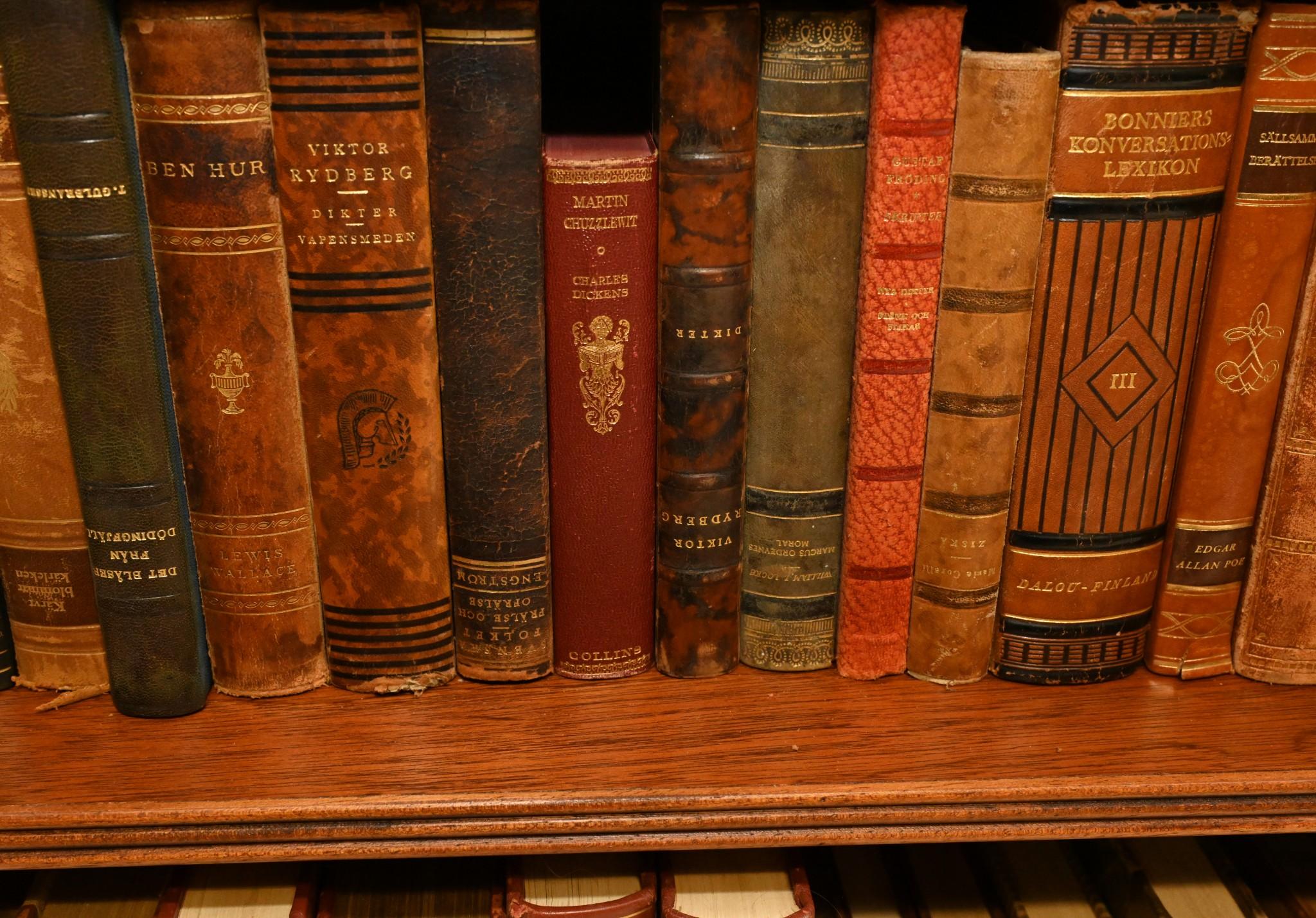 Coppia di librerie Regency, fronte aperto in legno di raso con intarsi Sheraton in vendita 1
