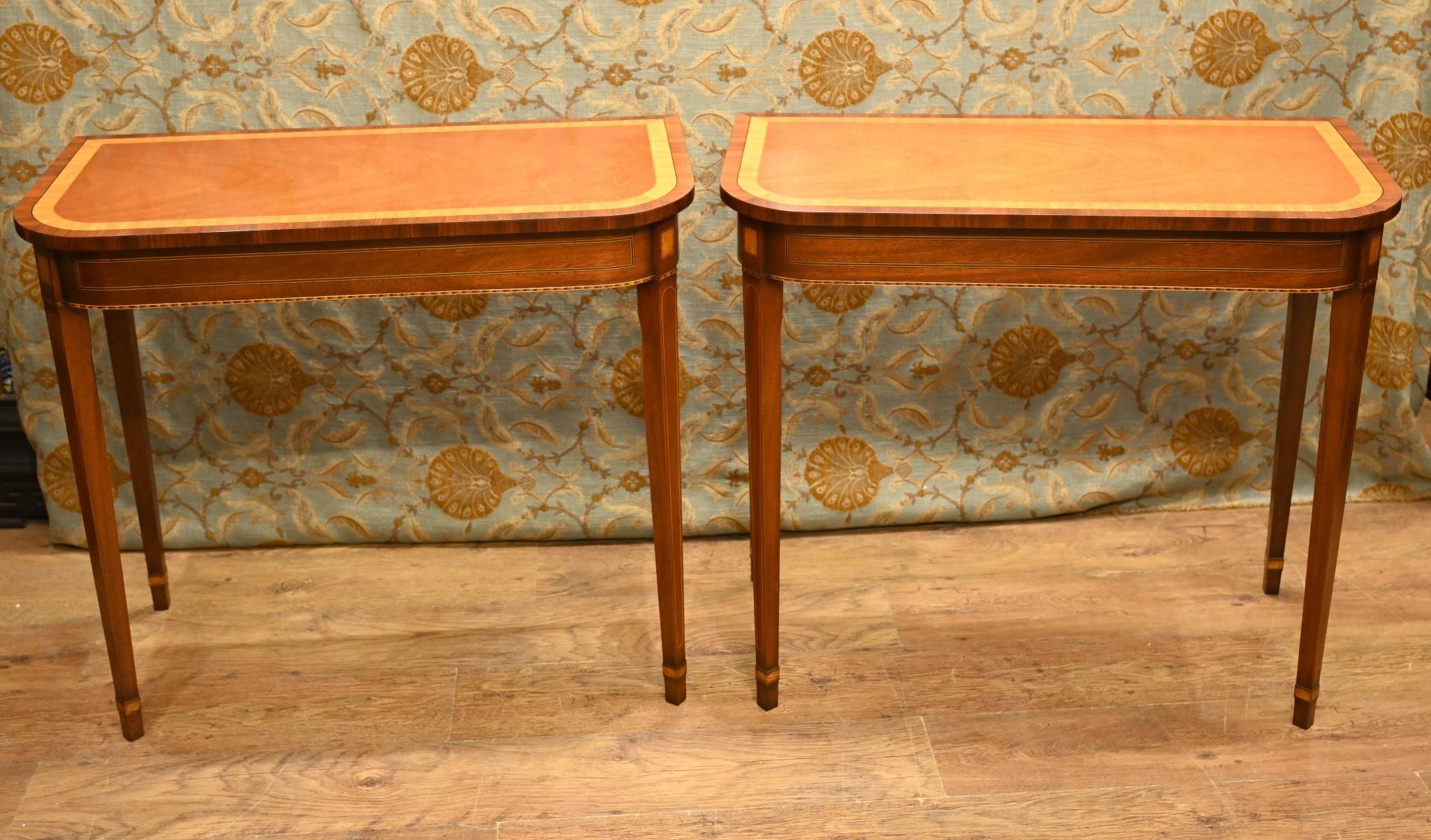 Paire de consoles raffinées en acajou de style Régence
Design/One classique avec pieds fuselés et plateaux en forme de d
Incrustations et bordures en bois satiné
Paire classique de tables d'intérieur haut de gamme
Visites sur rendez-vous
Offert en