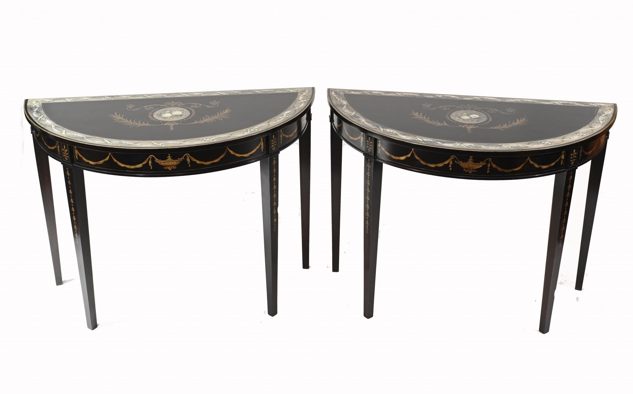 Laque Paire de tables consoles Regency peintes en laque Adams en vente